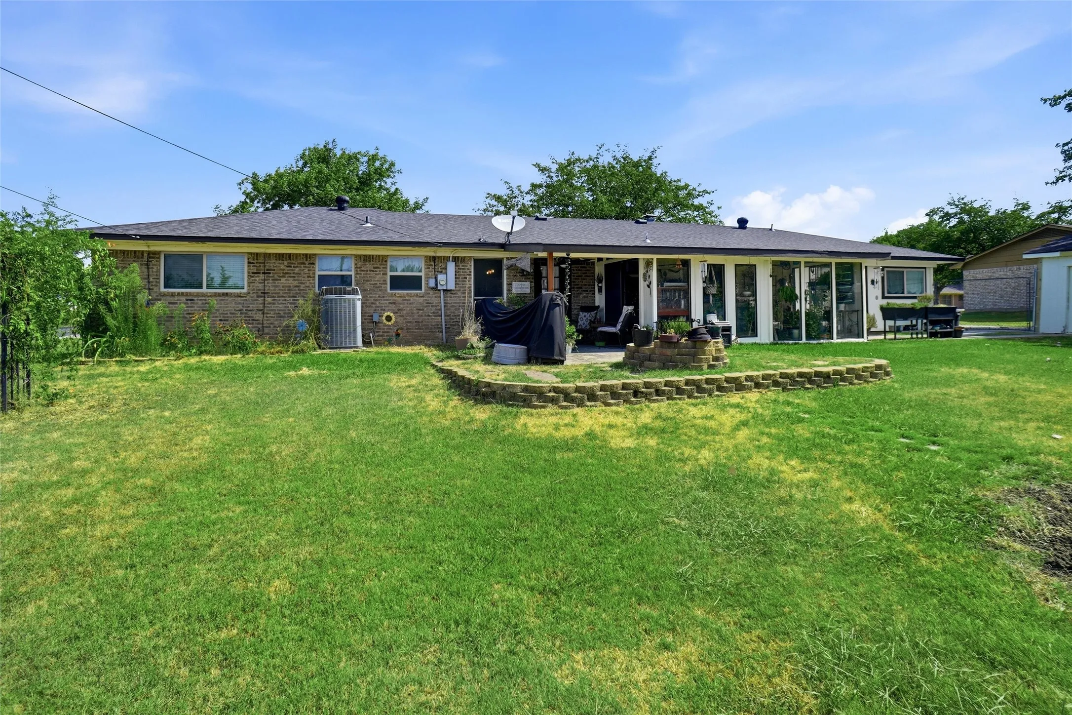 Single Family Residence For Sale in Denton County , 902 Meadowcreek Street, Krum, Texas 76249, 4 Bedroom, 3 Bathroom, 2 Garage spaces, 2,000 Sqft, built in 1972, mls#21348401, Real Estate Agent in Krum, Homes For Sale in Denton county, Homes For Sale in Krum, Realtor in Krum Texas, Real Estate Brokerage Independent Realty Texas, Luminita Cordes Realtor