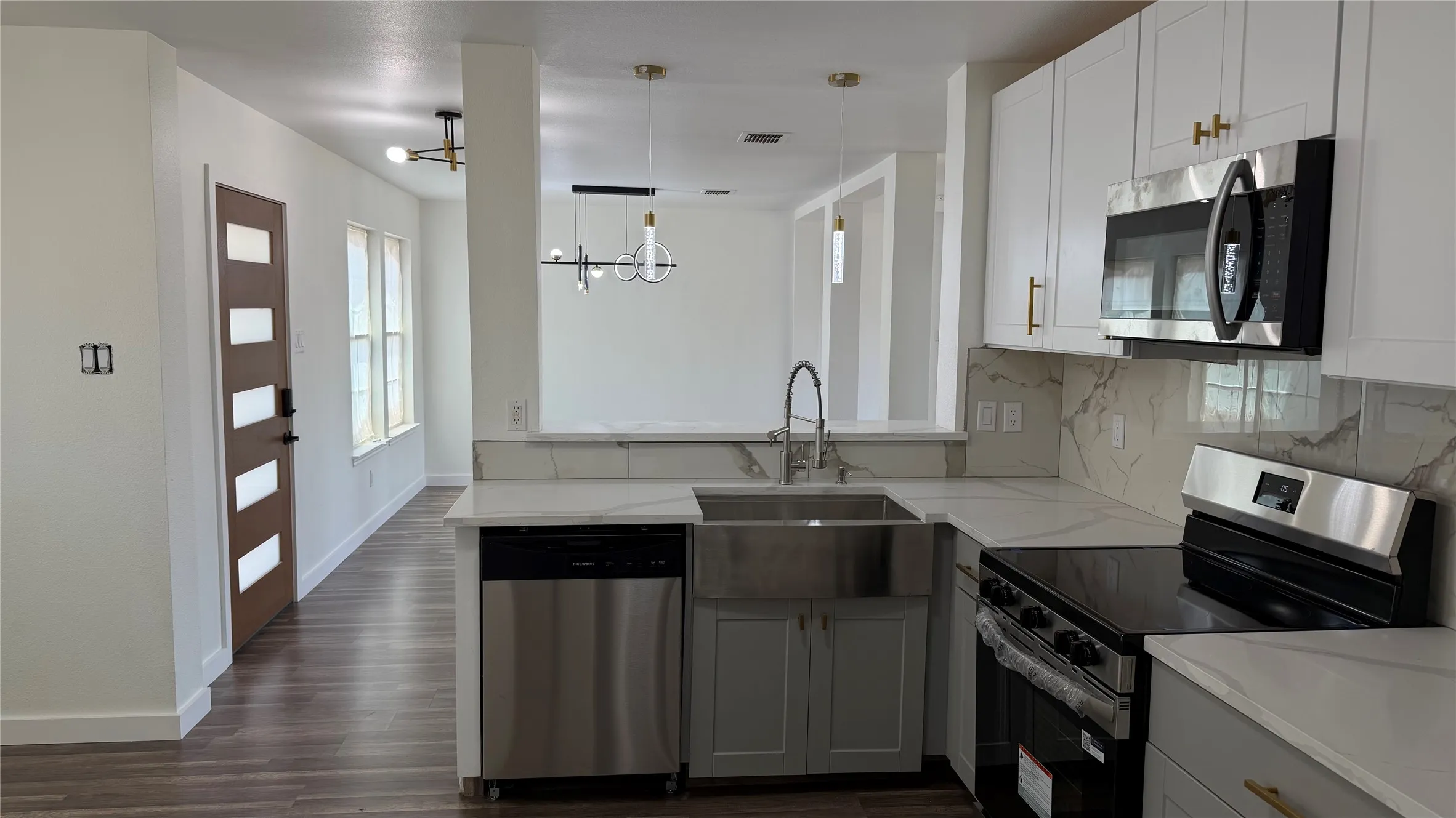 Single Family Residence For Sale in Dallas County , 1857 Sierra Trail, Lancaster, Texas 75146, 3 Bedroom, 3 Bathroom, 2 Garage spaces, 2,194 Sqft, built in 2006, mls#21348395, Real Estate Agent in Lancaster, Homes For Sale in Dallas county, Homes For Sale in Lancaster, Realtor in Lancaster Texas, Real Estate Brokerage Independent Realty Texas, Luminita Cordes Realtor