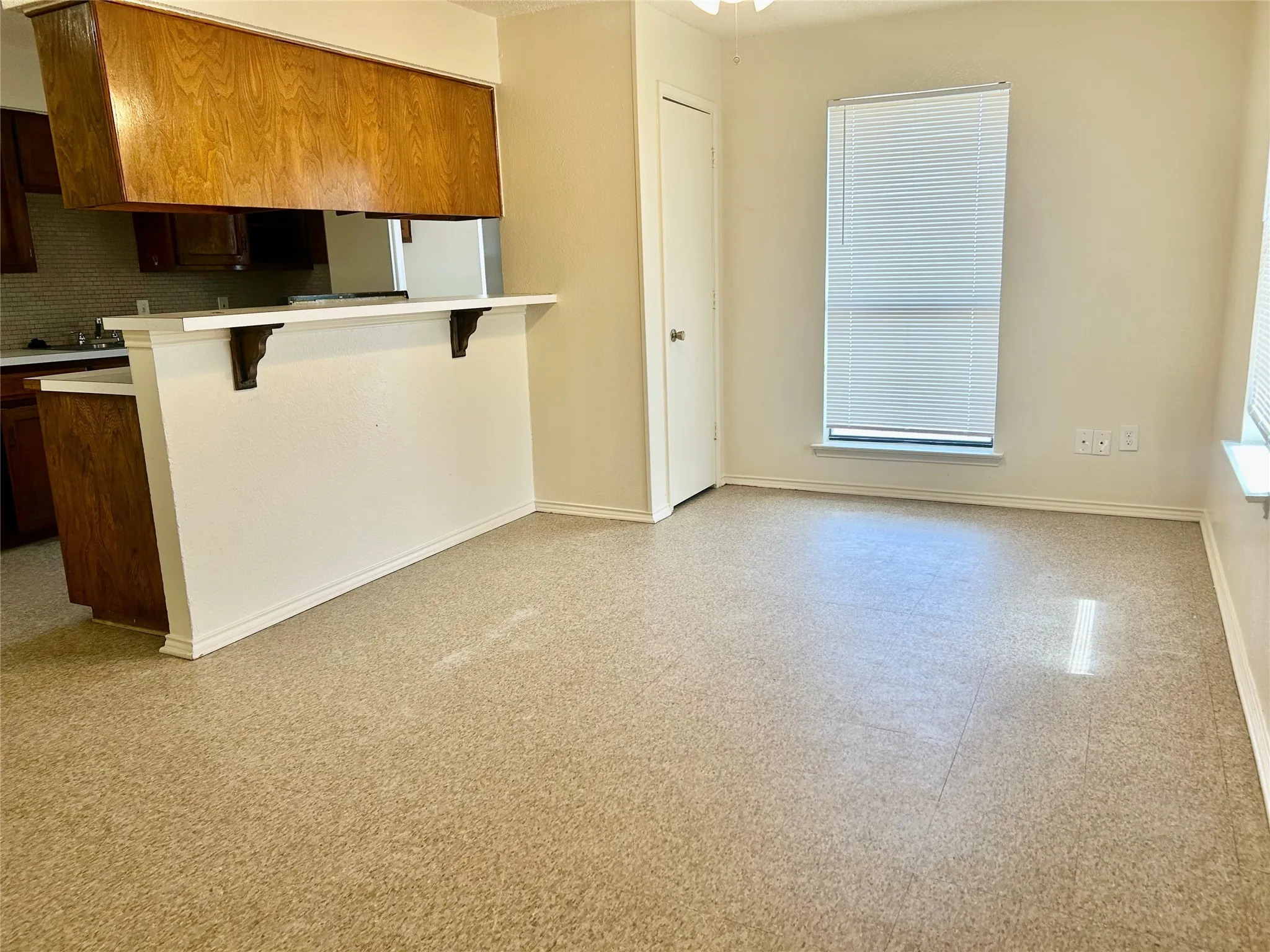 Duplex For Rent in Tarrant County , 2301 Lido Lane, Arlington, Texas 76015, 2 Bedroom, 2 Bathroom, Garage spaces, 910 Sqft, built in 1983, mls#21348420, Real Estate Agent in Arlington, Homes For Rent in Tarrant county, Homes For Rent in Arlington, Realtor in Arlington Texas, Real Estate Brokerage Independent Realty Texas, Luminita Cordes Realtor