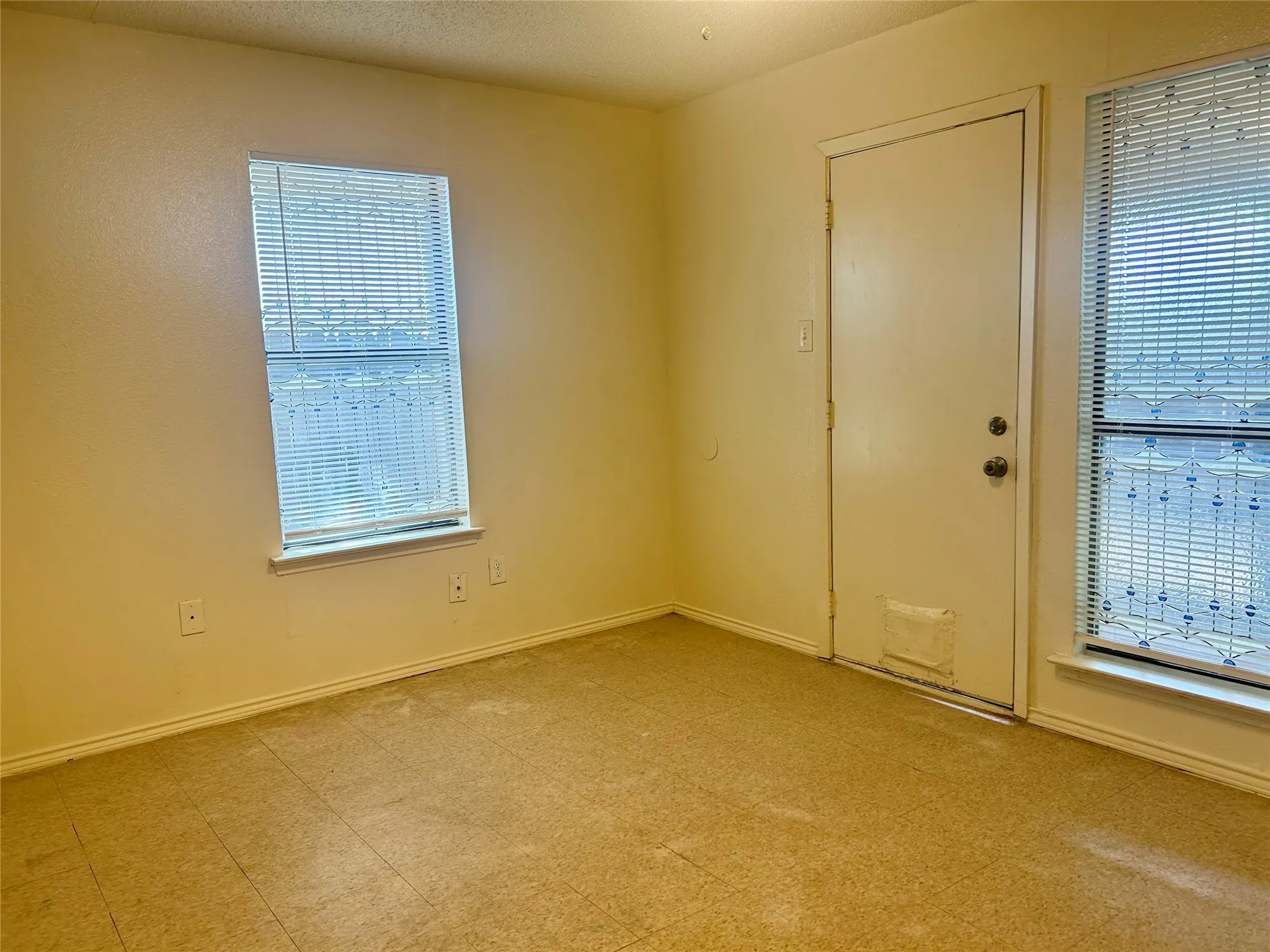 Duplex For Rent in Tarrant County , 2301 Lido Lane, Arlington, Texas 76015, 2 Bedroom, 2 Bathroom, Garage spaces, 910 Sqft, built in 1983, mls#21348420, Real Estate Agent in Arlington, Homes For Rent in Tarrant county, Homes For Rent in Arlington, Realtor in Arlington Texas, Real Estate Brokerage Independent Realty Texas, Luminita Cordes Realtor