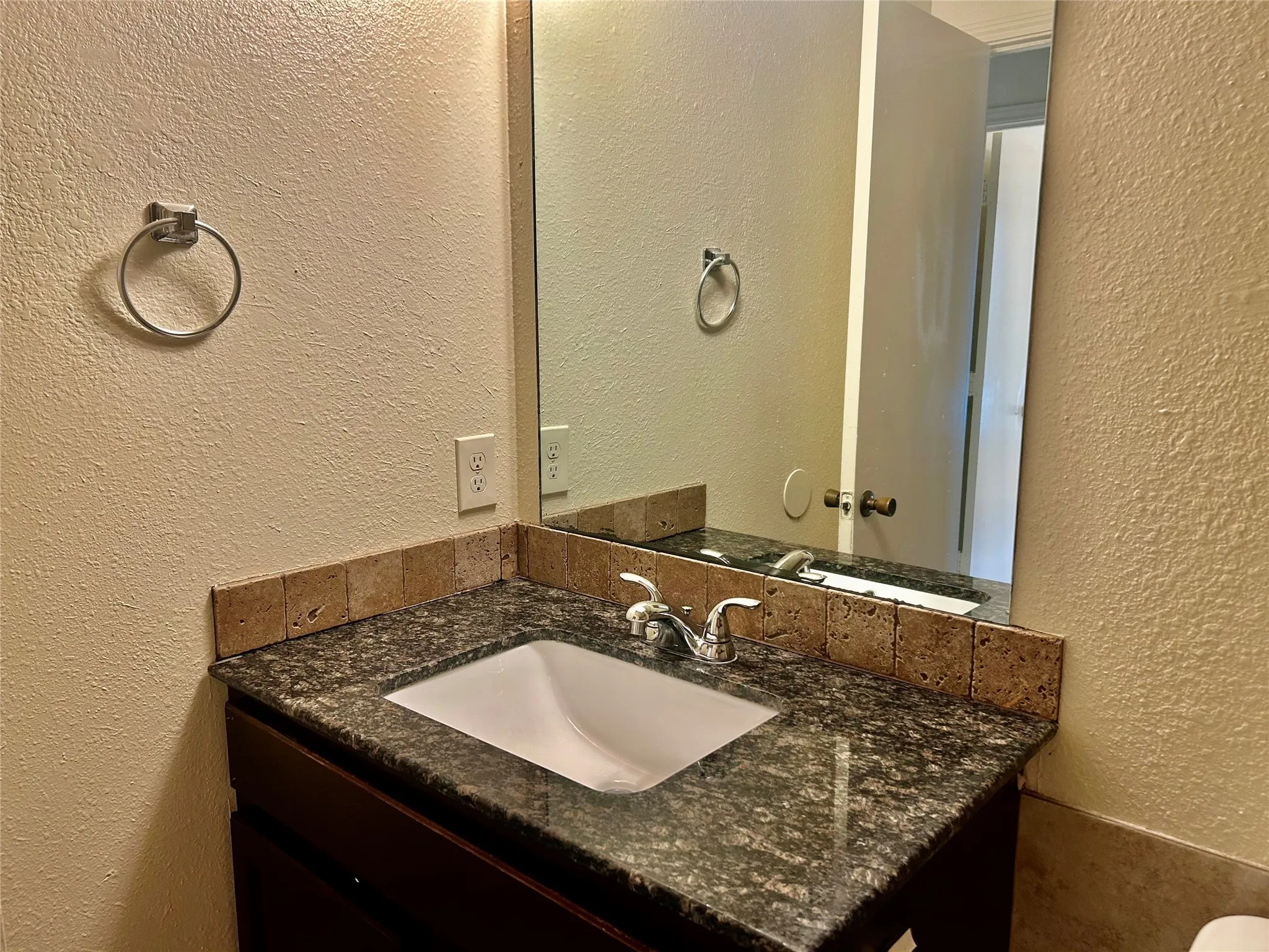 Duplex For Rent in Tarrant County , 2301 Lido Lane, Arlington, Texas 76015, 2 Bedroom, 2 Bathroom, Garage spaces, 910 Sqft, built in 1983, mls#21348420, Real Estate Agent in Arlington, Homes For Rent in Tarrant county, Homes For Rent in Arlington, Realtor in Arlington Texas, Real Estate Brokerage Independent Realty Texas, Luminita Cordes Realtor
