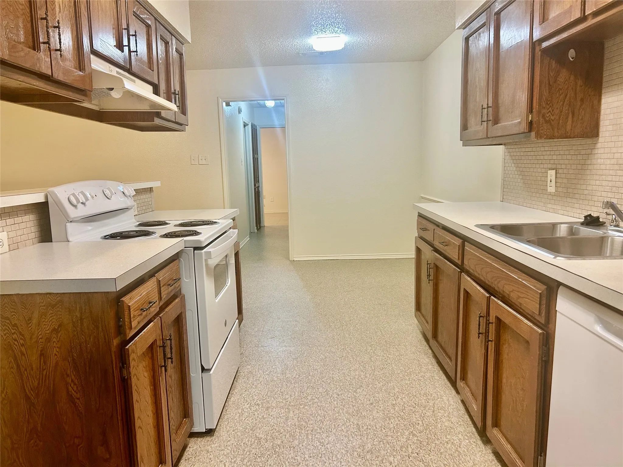 Duplex For Rent in Tarrant County , 2301 Lido Lane, Arlington, Texas 76015, 2 Bedroom, 2 Bathroom, Garage spaces, 910 Sqft, built in 1983, mls#21348420, Real Estate Agent in Arlington, Homes For Rent in Tarrant county, Homes For Rent in Arlington, Realtor in Arlington Texas, Real Estate Brokerage Independent Realty Texas, Luminita Cordes Realtor