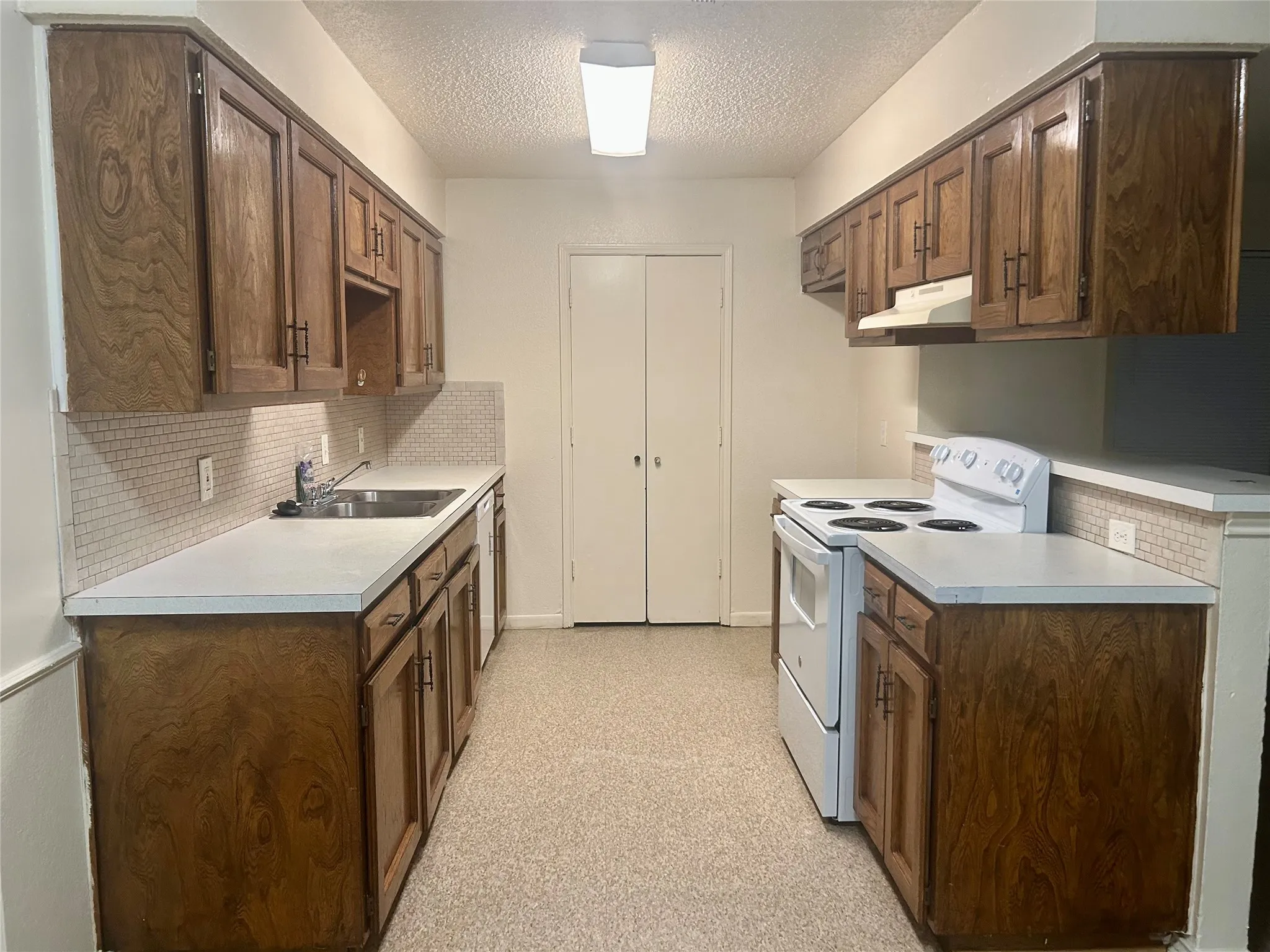 Duplex For Rent in Tarrant County , 2301 Lido Lane, Arlington, Texas 76015, 2 Bedroom, 2 Bathroom, Garage spaces, 910 Sqft, built in 1983, mls#21348420, Real Estate Agent in Arlington, Homes For Rent in Tarrant county, Homes For Rent in Arlington, Realtor in Arlington Texas, Real Estate Brokerage Independent Realty Texas, Luminita Cordes Realtor