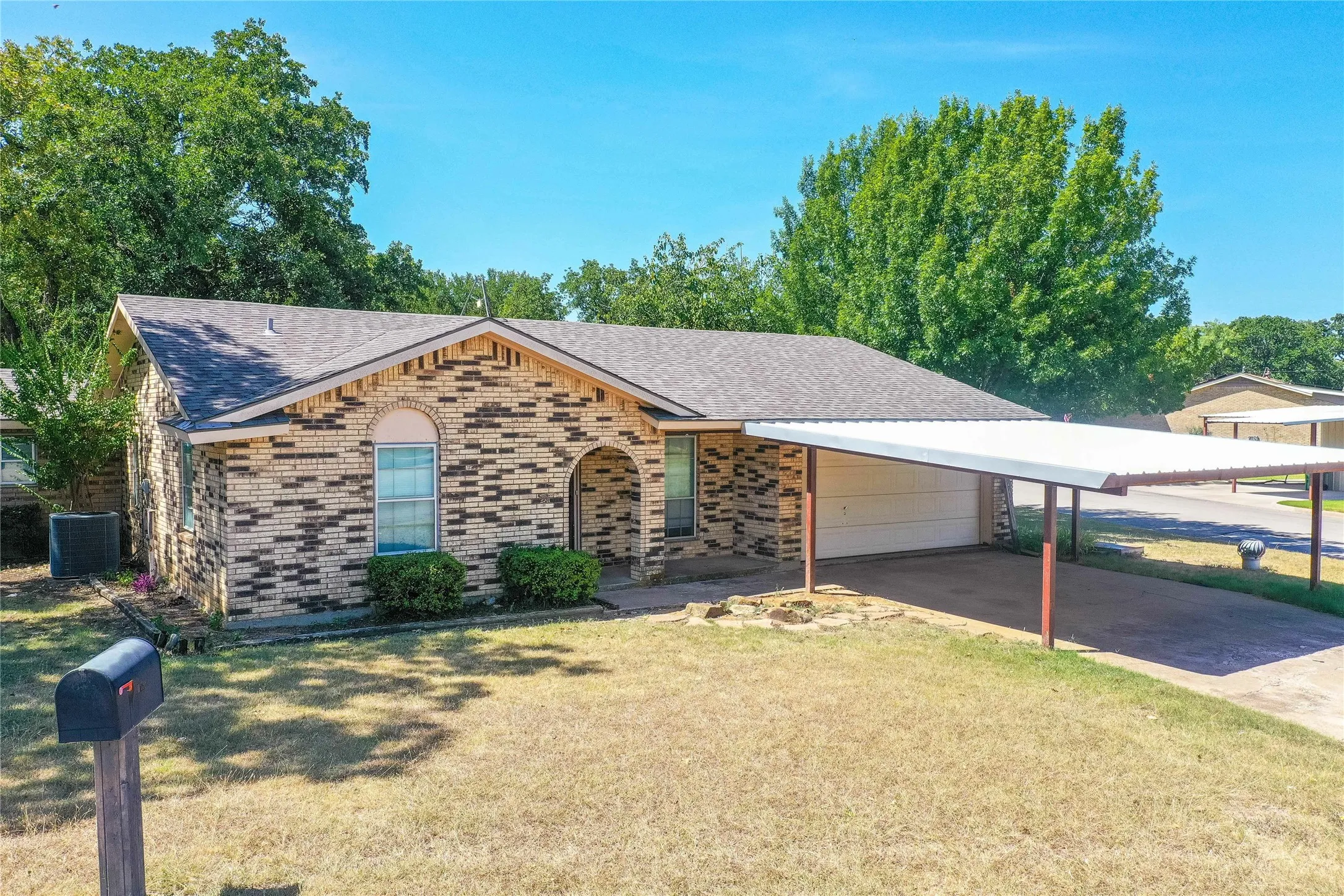 Single Family Residence For Sale in Jack County , 1715 Timberlane Street, Jacksboro, Texas 76458, 3 Bedroom, 2 Bathroom, 2 Garage spaces, 1,796 Sqft, built in 1975, mls#21347929, Real Estate Agent in Jacksboro, Homes For Sale in Jack county, Homes For Sale in Jacksboro, Realtor in Jacksboro Texas, Real Estate Brokerage Independent Realty Texas, Luminita Cordes Realtor