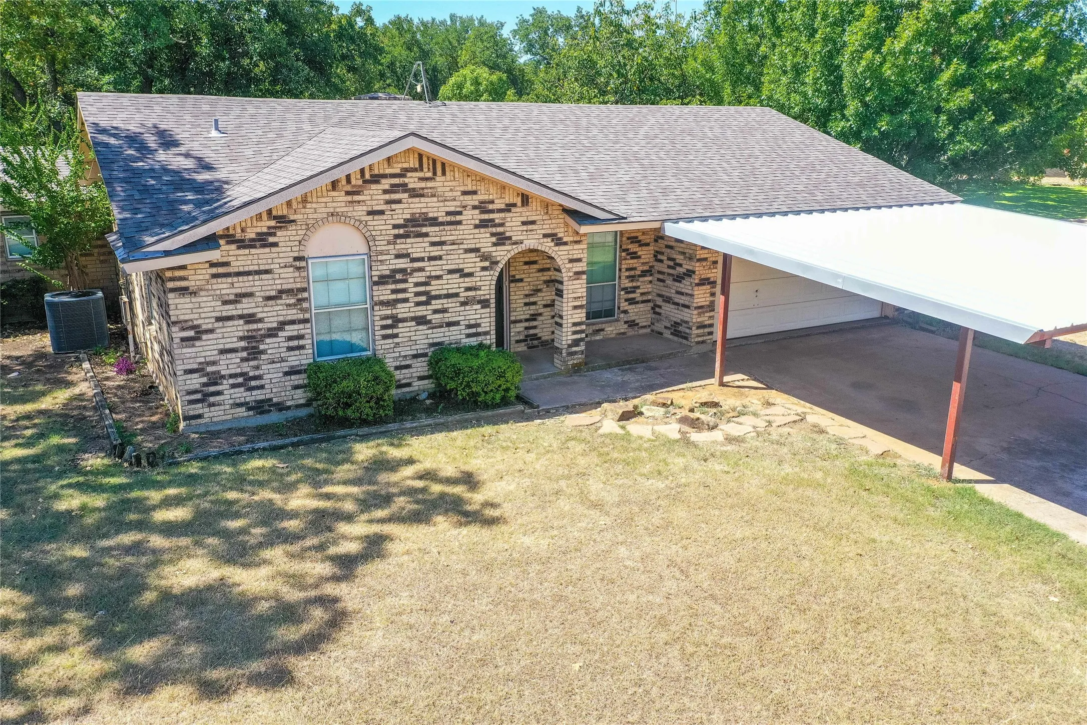Single Family Residence For Sale in Jack County , 1715 Timberlane Street, Jacksboro, Texas 76458, 3 Bedroom, 2 Bathroom, 2 Garage spaces, 1,796 Sqft, built in 1975, mls#21347929, Real Estate Agent in Jacksboro, Homes For Sale in Jack county, Homes For Sale in Jacksboro, Realtor in Jacksboro Texas, Real Estate Brokerage Independent Realty Texas, Luminita Cordes Realtor