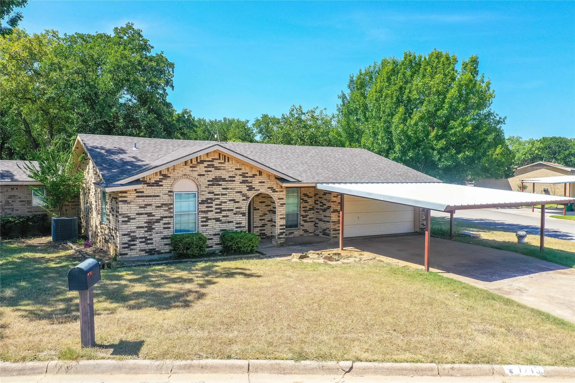Single Family Residence For Sale in Jack County , 1715 Timberlane Street, Jacksboro, Texas 76458, 3 Bedroom, 2 Bathroom, 2 Garage spaces, 1,796 Sqft, built in 1975, mls#21347929, Real Estate Agent in Jacksboro, Homes For Sale in Jack county, Homes For Sale in Jacksboro, Realtor in Jacksboro Texas, Real Estate Brokerage Independent Realty Texas, Luminita Cordes Realtor