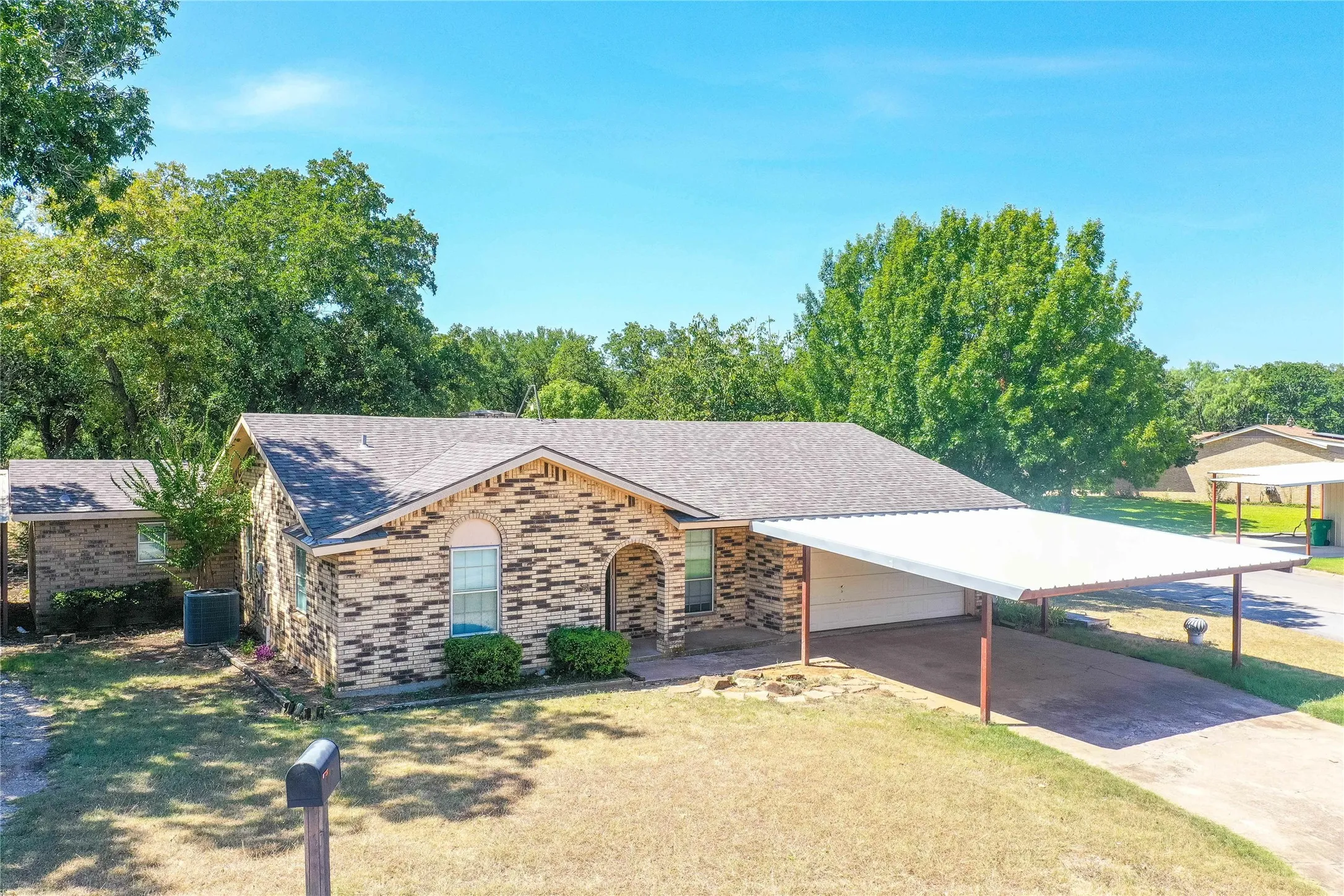 Single Family Residence For Sale in Jack County , 1715 Timberlane Street, Jacksboro, Texas 76458, 3 Bedroom, 2 Bathroom, 2 Garage spaces, 1,796 Sqft, built in 1975, mls#21347929, Real Estate Agent in Jacksboro, Homes For Sale in Jack county, Homes For Sale in Jacksboro, Realtor in Jacksboro Texas, Real Estate Brokerage Independent Realty Texas, Luminita Cordes Realtor