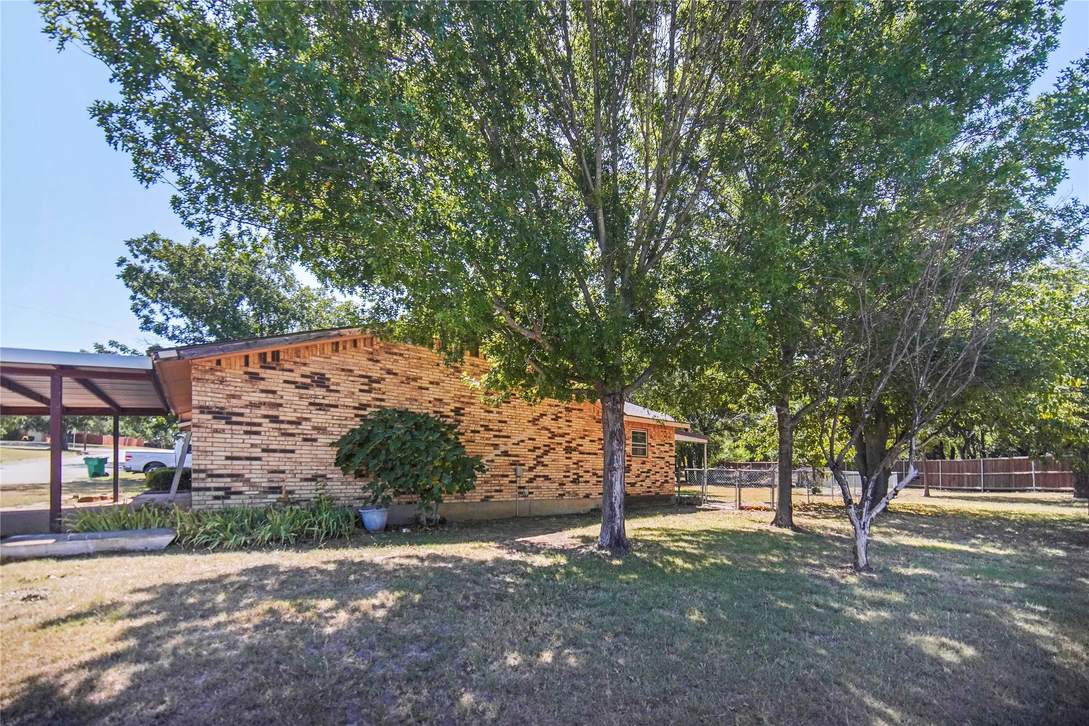 Single Family Residence For Sale in Jack County , 1715 Timberlane Street, Jacksboro, Texas 76458, 3 Bedroom, 2 Bathroom, 2 Garage spaces, 1,796 Sqft, built in 1975, mls#21347929, Real Estate Agent in Jacksboro, Homes For Sale in Jack county, Homes For Sale in Jacksboro, Realtor in Jacksboro Texas, Real Estate Brokerage Independent Realty Texas, Luminita Cordes Realtor