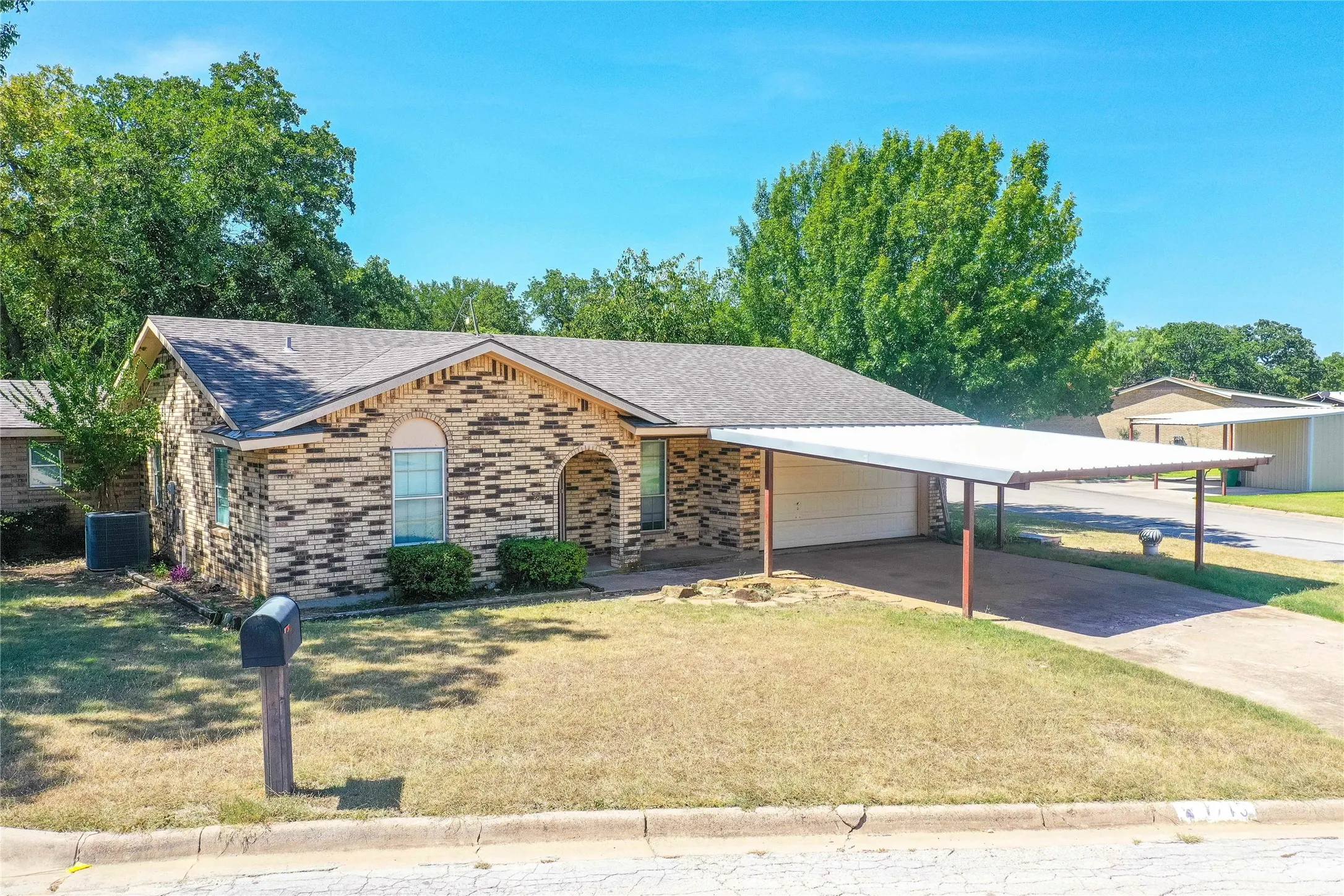 Single Family Residence For Sale in Jack County , 1715 Timberlane Street, Jacksboro, Texas 76458, 3 Bedroom, 2 Bathroom, 2 Garage spaces, 1,796 Sqft, built in 1975, mls#21347929, Real Estate Agent in Jacksboro, Homes For Sale in Jack county, Homes For Sale in Jacksboro, Realtor in Jacksboro Texas, Real Estate Brokerage Independent Realty Texas, Luminita Cordes Realtor