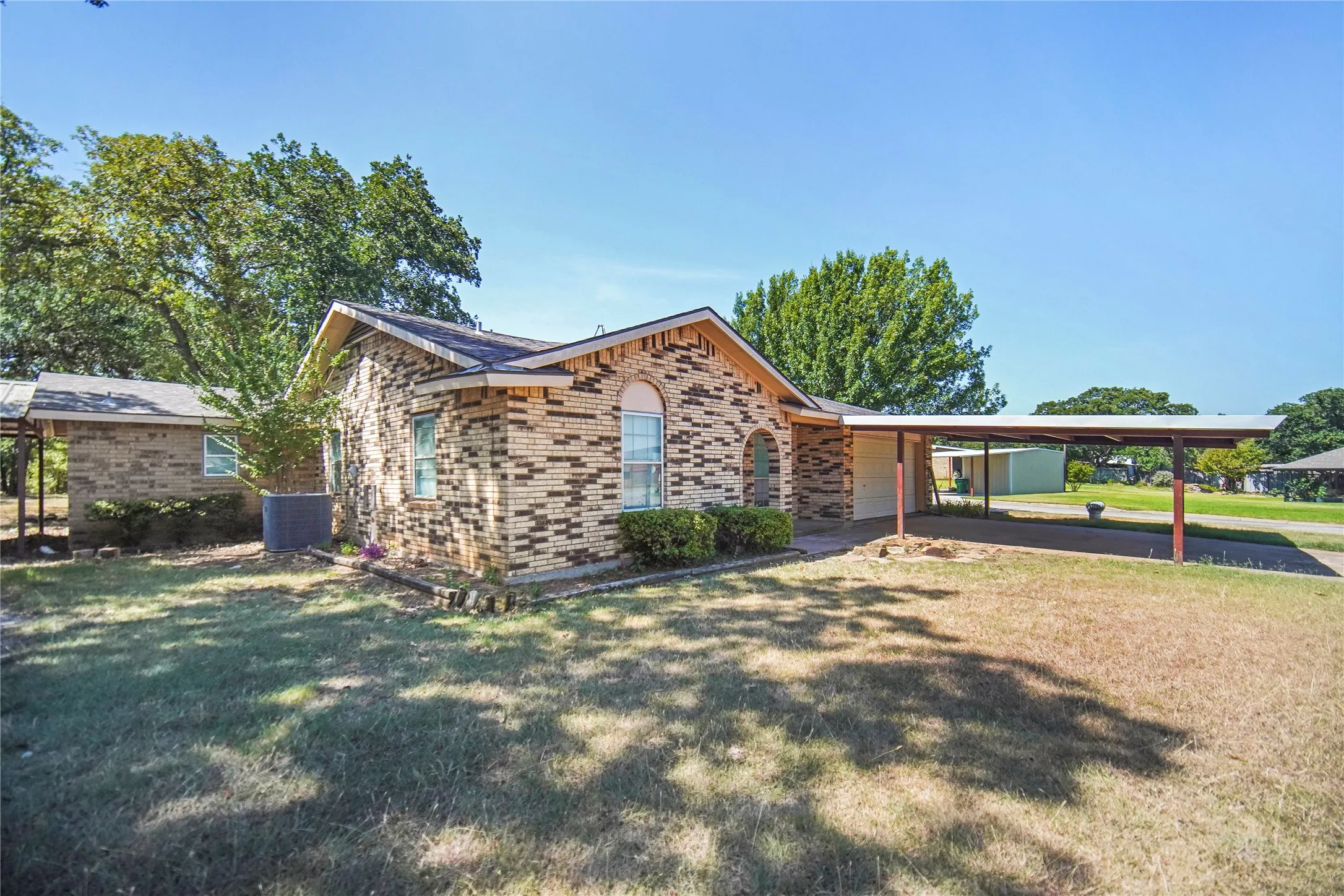 Single Family Residence For Sale in Jack County , 1715 Timberlane Street, Jacksboro, Texas 76458, 3 Bedroom, 2 Bathroom, 2 Garage spaces, 1,796 Sqft, built in 1975, mls#21347929, Real Estate Agent in Jacksboro, Homes For Sale in Jack county, Homes For Sale in Jacksboro, Realtor in Jacksboro Texas, Real Estate Brokerage Independent Realty Texas, Luminita Cordes Realtor