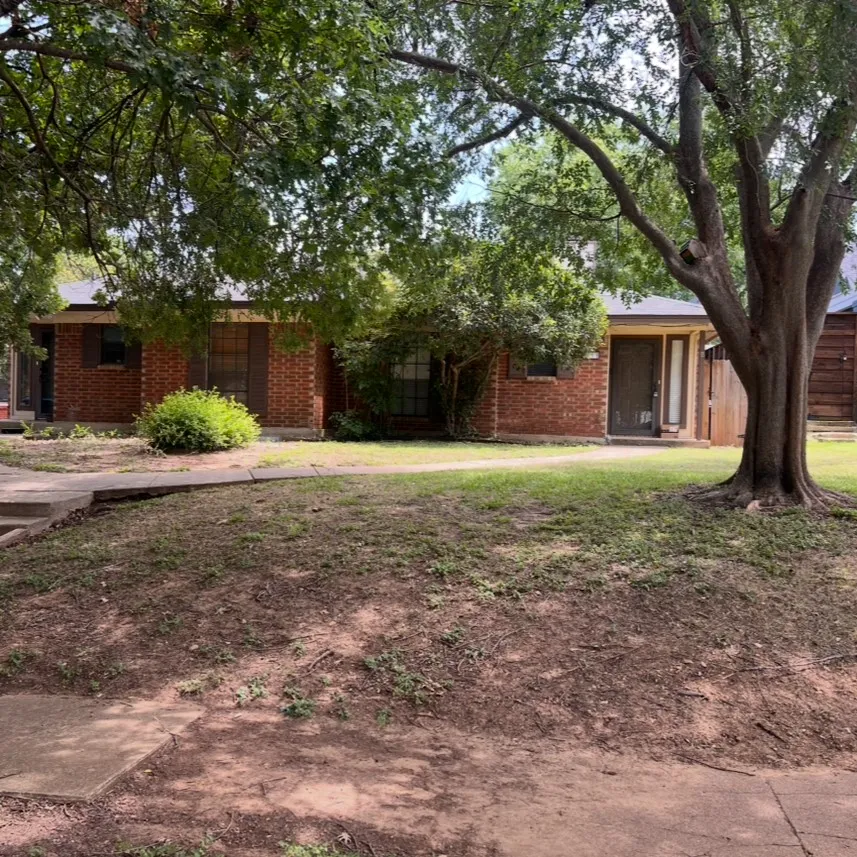 Townhouse For Sale in Tarrant County , 2123 Mistletoe Avenue B, Fort Worth, Texas 76110, 2 Bedroom, 2 Bathroom, Garage spaces, 1,242 Sqft, built in 1983, mls#21347506, Real Estate Agent in Fort Worth, Homes For Sale in Tarrant county, Homes For Sale in Fort Worth, Realtor in Fort Worth Texas, Real Estate Brokerage Independent Realty Texas, Luminita Cordes Realtor
