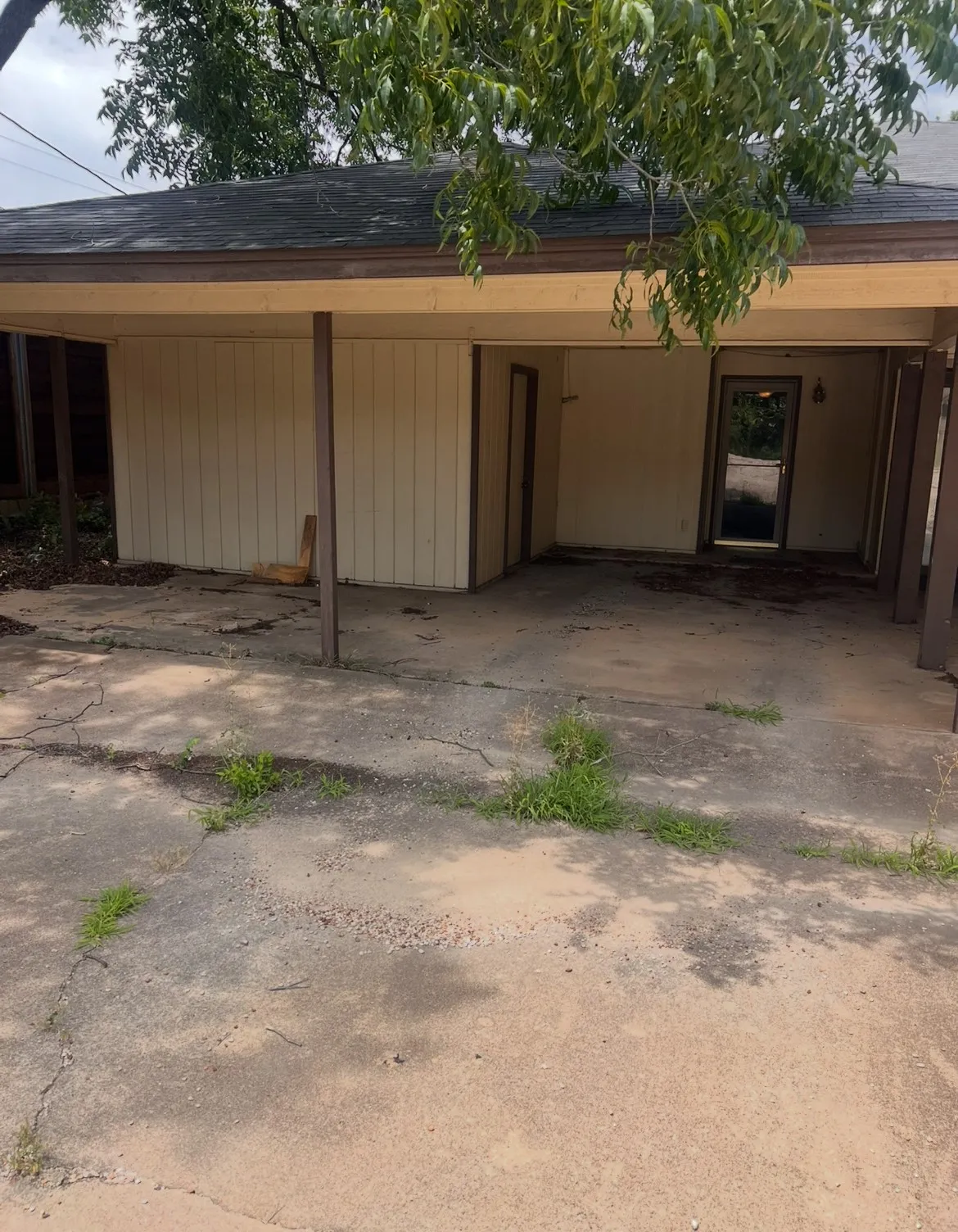 Townhouse For Sale in Tarrant County , 2123 Mistletoe Avenue B, Fort Worth, Texas 76110, 2 Bedroom, 2 Bathroom, Garage spaces, 1,242 Sqft, built in 1983, mls#21347506, Real Estate Agent in Fort Worth, Homes For Sale in Tarrant county, Homes For Sale in Fort Worth, Realtor in Fort Worth Texas, Real Estate Brokerage Independent Realty Texas, Luminita Cordes Realtor
