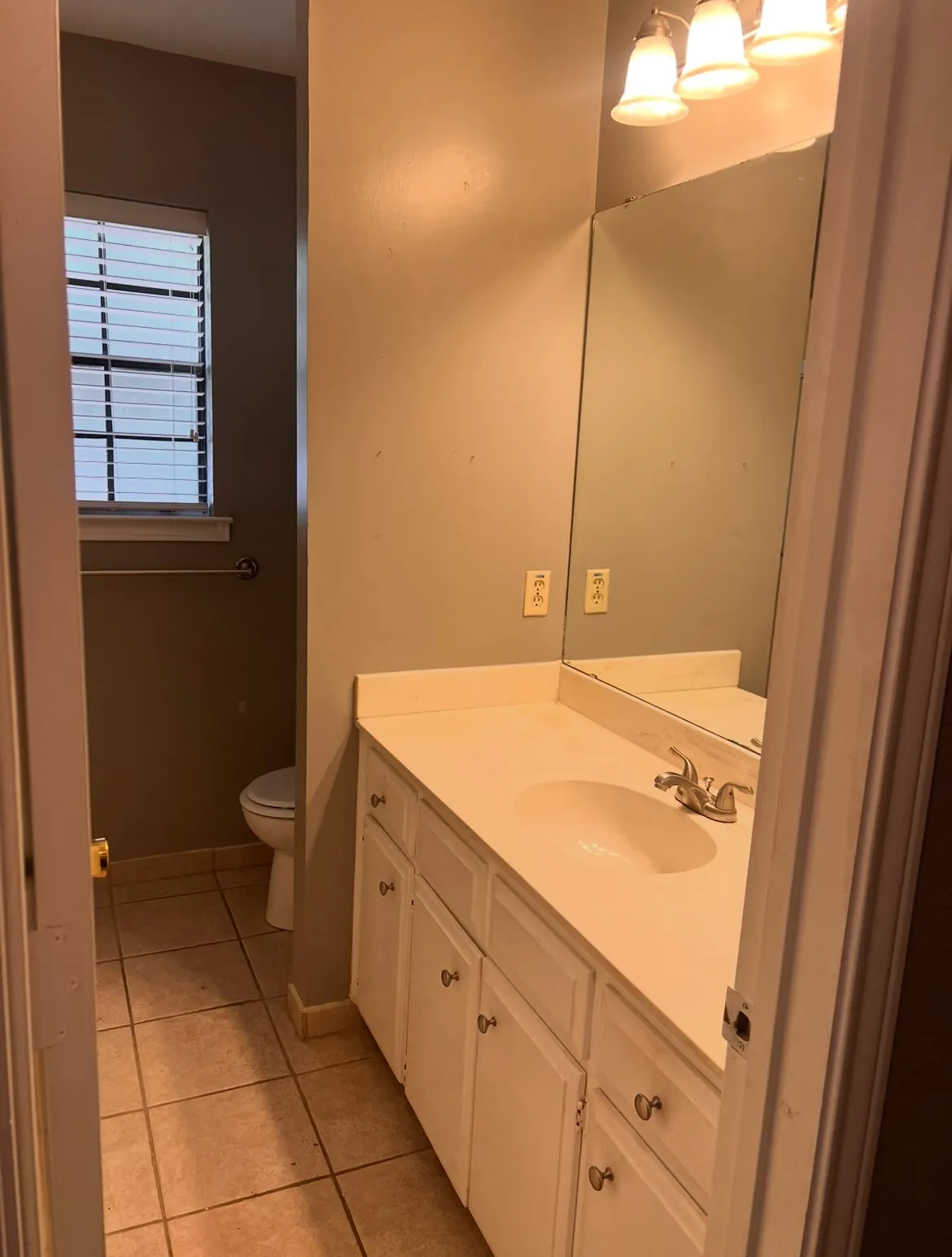 Townhouse For Sale in Tarrant County , 2123 Mistletoe Avenue B, Fort Worth, Texas 76110, 2 Bedroom, 2 Bathroom, Garage spaces, 1,242 Sqft, built in 1983, mls#21347506, Real Estate Agent in Fort Worth, Homes For Sale in Tarrant county, Homes For Sale in Fort Worth, Realtor in Fort Worth Texas, Real Estate Brokerage Independent Realty Texas, Luminita Cordes Realtor