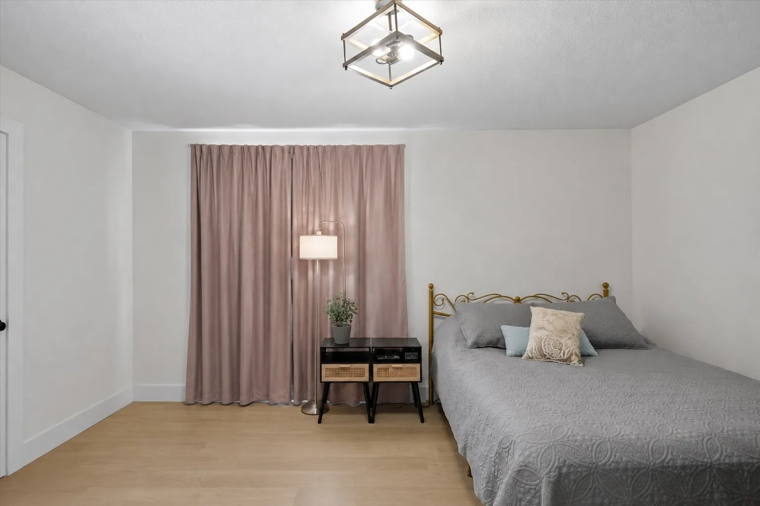 Single Family Residence For Sale in Tarrant County , 9720 Manassas Road, Fort Worth, Texas 76177, 5 Bedroom, 4 Bathroom, 2 Garage spaces, 3,512 Sqft, built in 2005, mls#21348350, Real Estate Agent in Fort Worth, Homes For Sale in Tarrant county, Homes For Sale in Fort Worth, Realtor in Fort Worth Texas, Real Estate Brokerage Independent Realty Texas, Luminita Cordes Realtor