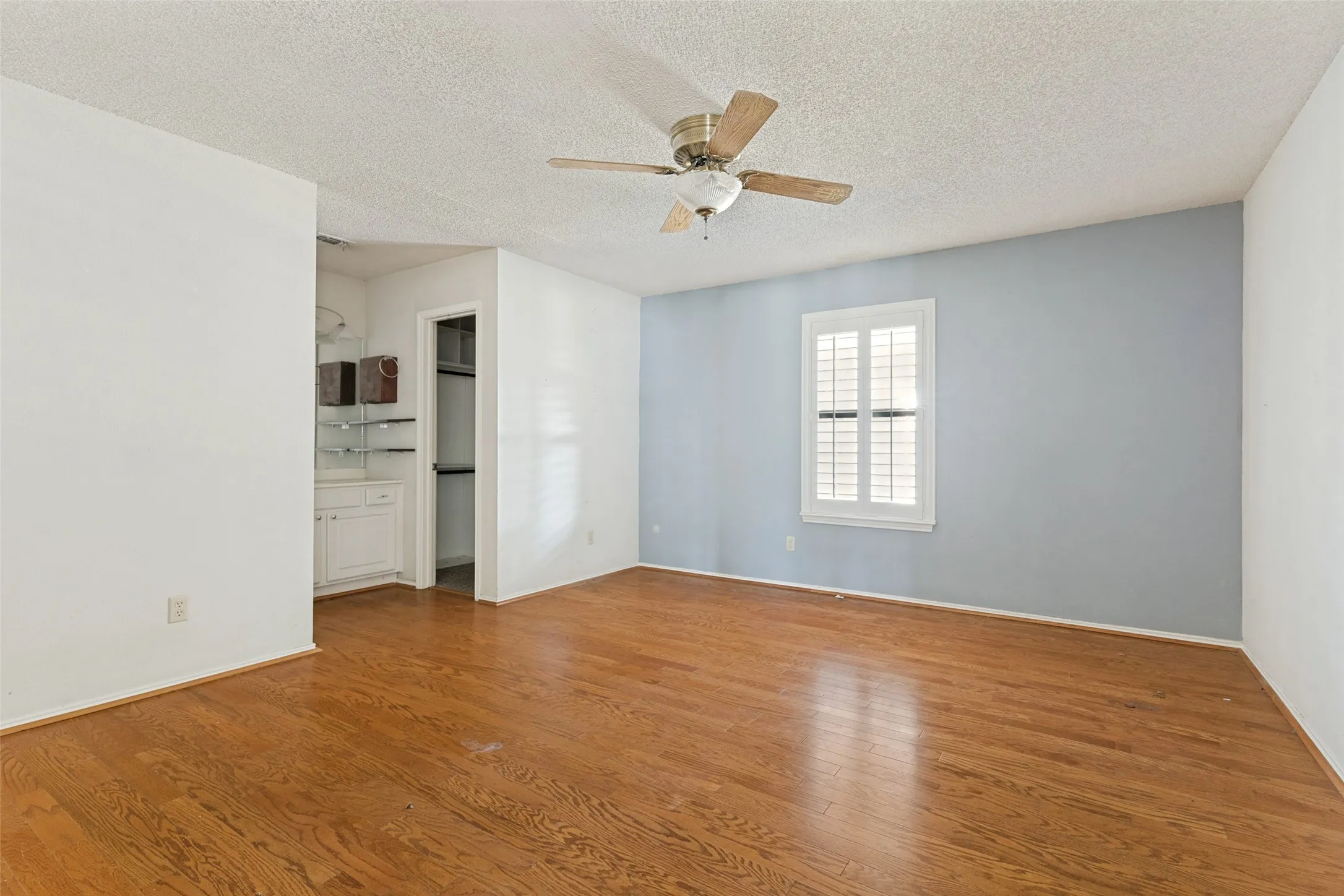 Single Family Residence For Sale in Tarrant County , 704 Short Street, Saginaw, Texas 76179, 3 Bedroom, 2 Bathroom, 2 Garage spaces, 1,432 Sqft, built in 1983, mls#21339031, Real Estate Agent in Saginaw, Homes For Sale in Tarrant county, Homes For Sale in Saginaw, Realtor in Saginaw Texas, Real Estate Brokerage Independent Realty Texas, Luminita Cordes Realtor