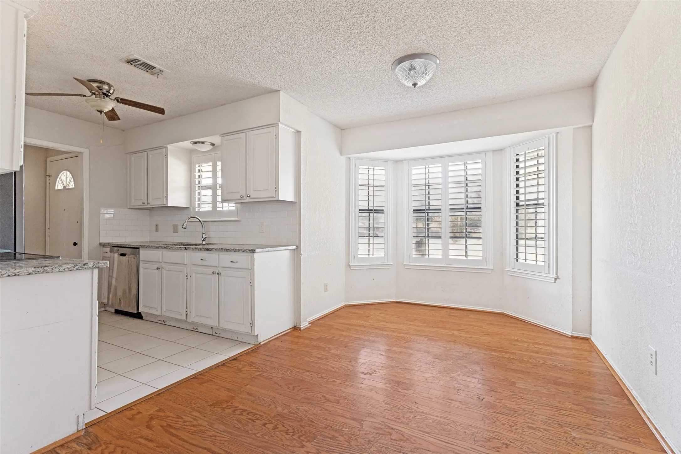 Single Family Residence For Sale in Tarrant County , 704 Short Street, Saginaw, Texas 76179, 3 Bedroom, 2 Bathroom, 2 Garage spaces, 1,432 Sqft, built in 1983, mls#21339031, Real Estate Agent in Saginaw, Homes For Sale in Tarrant county, Homes For Sale in Saginaw, Realtor in Saginaw Texas, Real Estate Brokerage Independent Realty Texas, Luminita Cordes Realtor