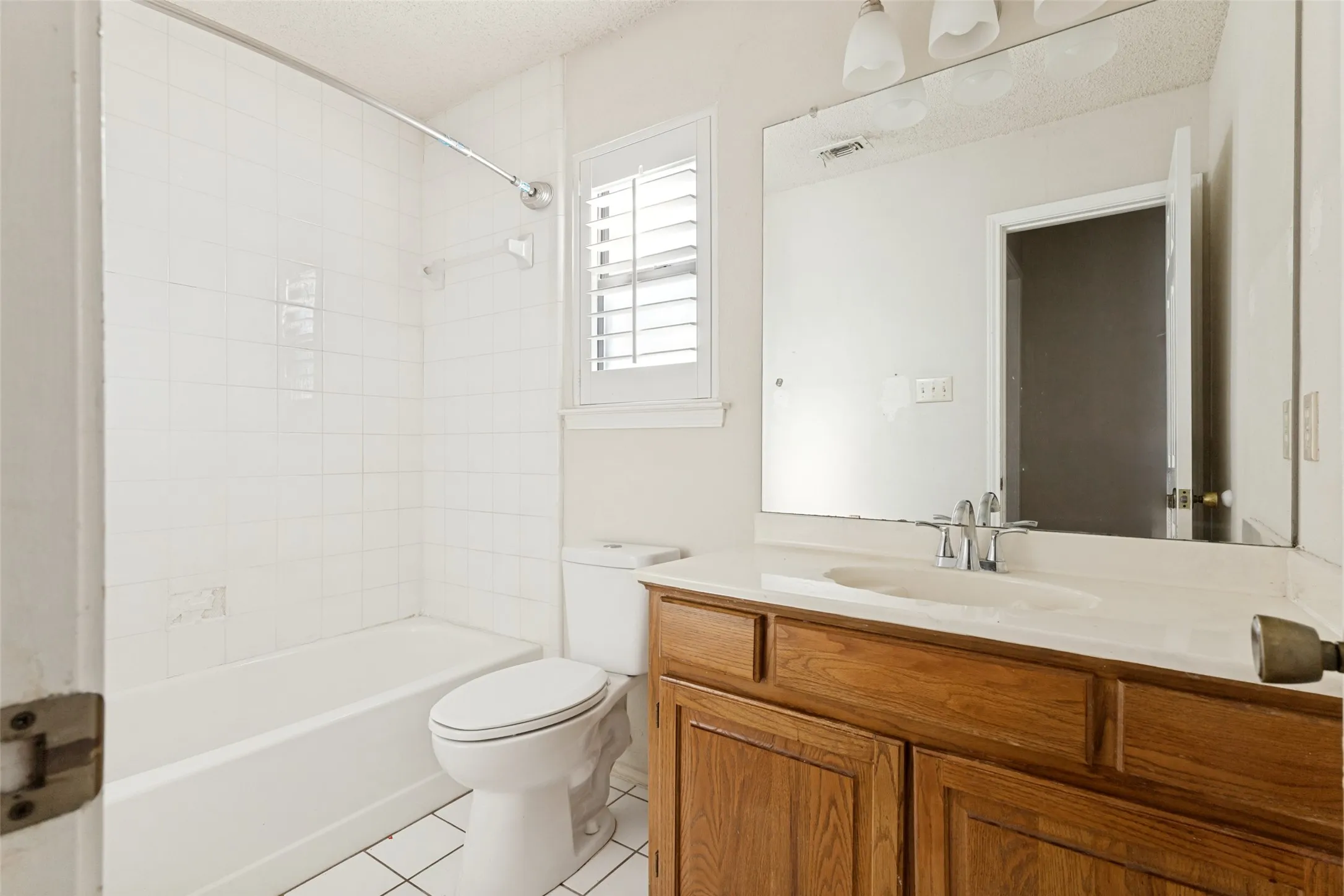 Single Family Residence For Sale in Tarrant County , 704 Short Street, Saginaw, Texas 76179, 3 Bedroom, 2 Bathroom, 2 Garage spaces, 1,432 Sqft, built in 1983, mls#21339031, Real Estate Agent in Saginaw, Homes For Sale in Tarrant county, Homes For Sale in Saginaw, Realtor in Saginaw Texas, Real Estate Brokerage Independent Realty Texas, Luminita Cordes Realtor