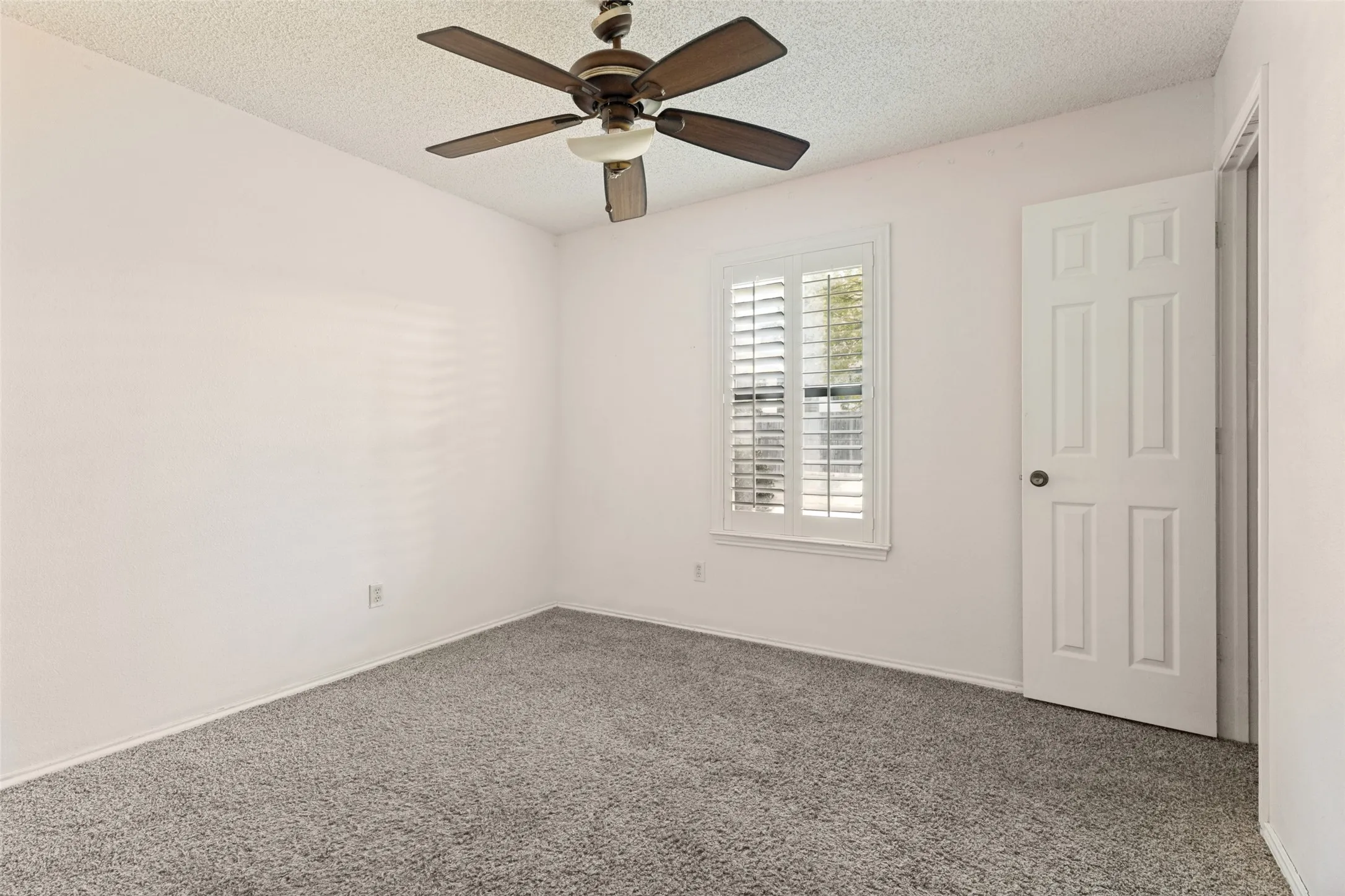 Single Family Residence For Sale in Tarrant County , 704 Short Street, Saginaw, Texas 76179, 3 Bedroom, 2 Bathroom, 2 Garage spaces, 1,432 Sqft, built in 1983, mls#21339031, Real Estate Agent in Saginaw, Homes For Sale in Tarrant county, Homes For Sale in Saginaw, Realtor in Saginaw Texas, Real Estate Brokerage Independent Realty Texas, Luminita Cordes Realtor