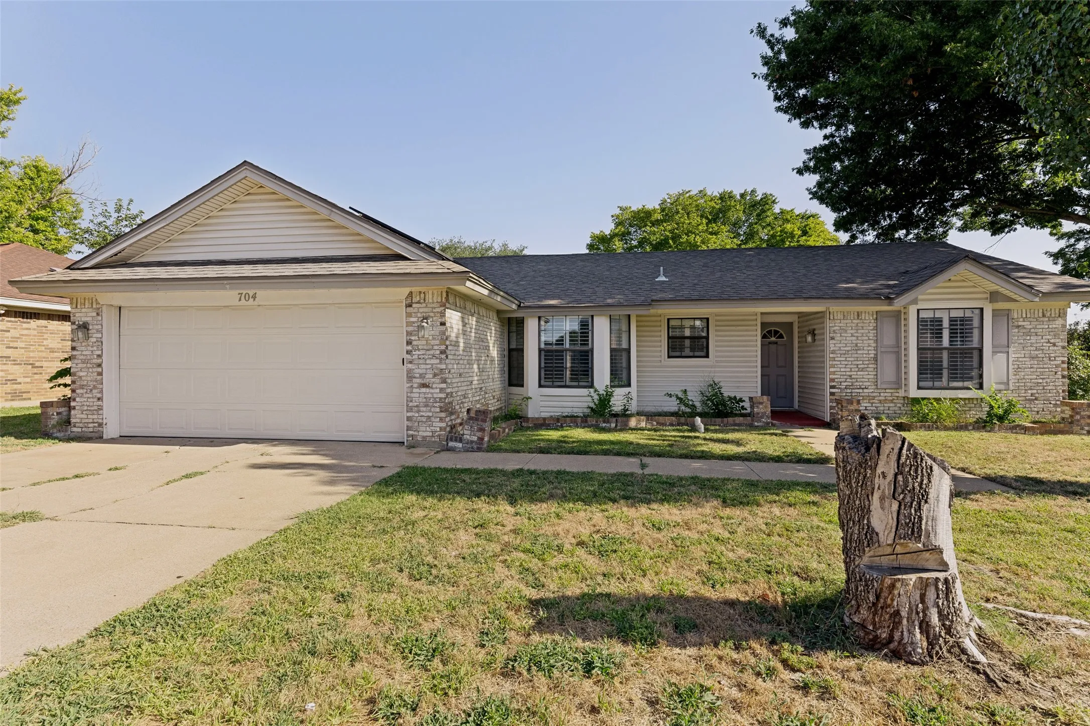 Single Family Residence For Sale in Tarrant County , 704 Short Street, Saginaw, Texas 76179, 3 Bedroom, 2 Bathroom, 2 Garage spaces, 1,432 Sqft, built in 1983, mls#21339031, Real Estate Agent in Saginaw, Homes For Sale in Tarrant county, Homes For Sale in Saginaw, Realtor in Saginaw Texas, Real Estate Brokerage Independent Realty Texas, Luminita Cordes Realtor