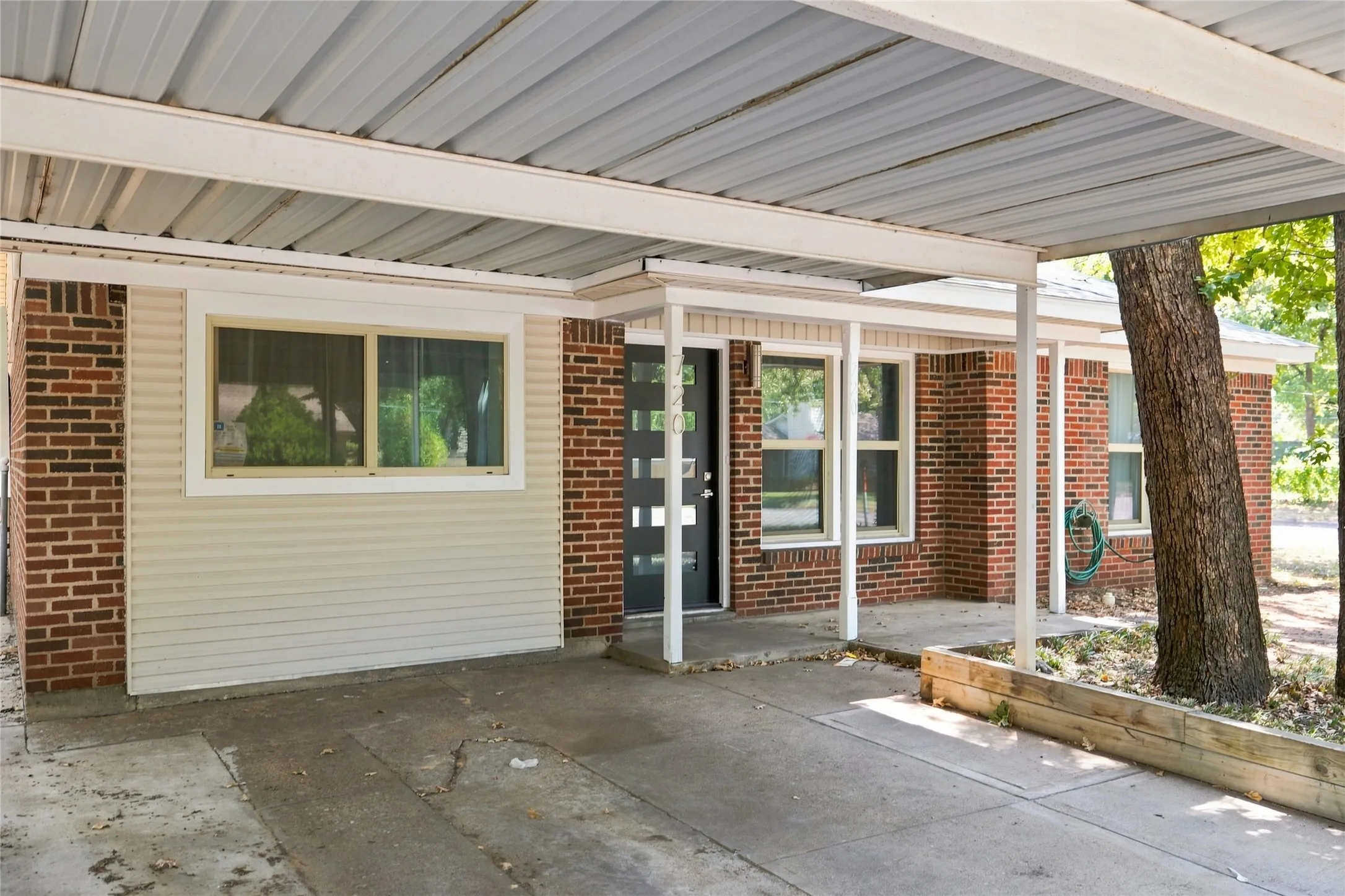 Single Family Residence For Sale in Tarrant County , 720 Thersa Drive, River Oaks, Texas 76114, 3 Bedroom, 2 Bathroom, Garage spaces, 1,788 Sqft, built in 1951, mls#21348461, Real Estate Agent in River Oaks, Homes For Sale in Tarrant county, Homes For Sale in River Oaks, Realtor in River Oaks Texas, Real Estate Brokerage Independent Realty Texas, Luminita Cordes Realtor