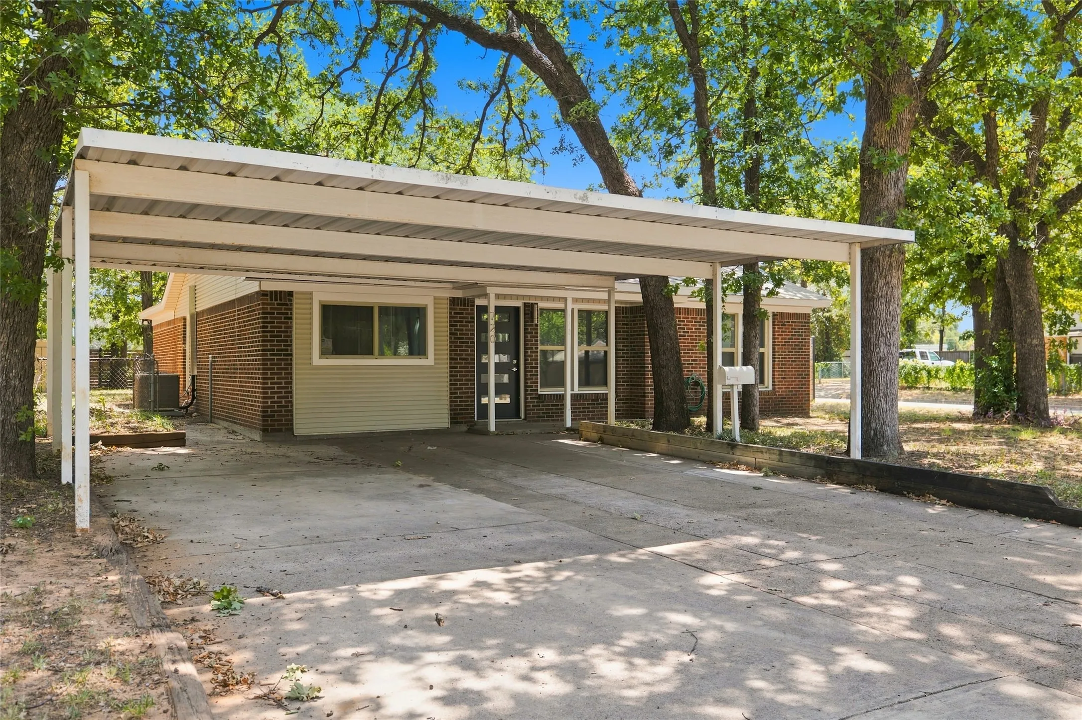 Single Family Residence For Sale in Tarrant County , 720 Thersa Drive, River Oaks, Texas 76114, 3 Bedroom, 2 Bathroom, Garage spaces, 1,788 Sqft, built in 1951, mls#21348461, Real Estate Agent in River Oaks, Homes For Sale in Tarrant county, Homes For Sale in River Oaks, Realtor in River Oaks Texas, Real Estate Brokerage Independent Realty Texas, Luminita Cordes Realtor