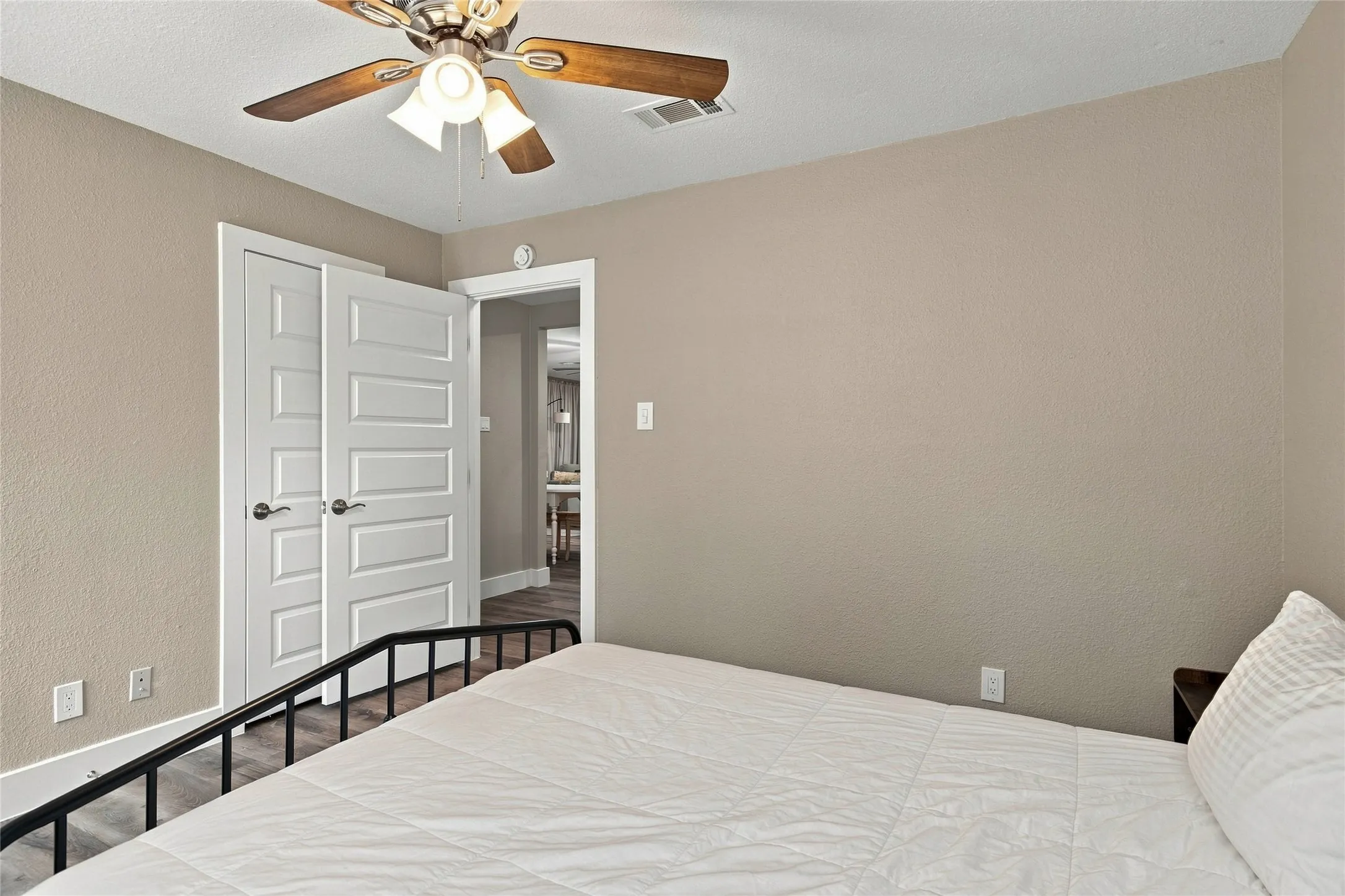 Single Family Residence For Sale in Tarrant County , 720 Thersa Drive, River Oaks, Texas 76114, 3 Bedroom, 2 Bathroom, Garage spaces, 1,788 Sqft, built in 1951, mls#21348461, Real Estate Agent in River Oaks, Homes For Sale in Tarrant county, Homes For Sale in River Oaks, Realtor in River Oaks Texas, Real Estate Brokerage Independent Realty Texas, Luminita Cordes Realtor