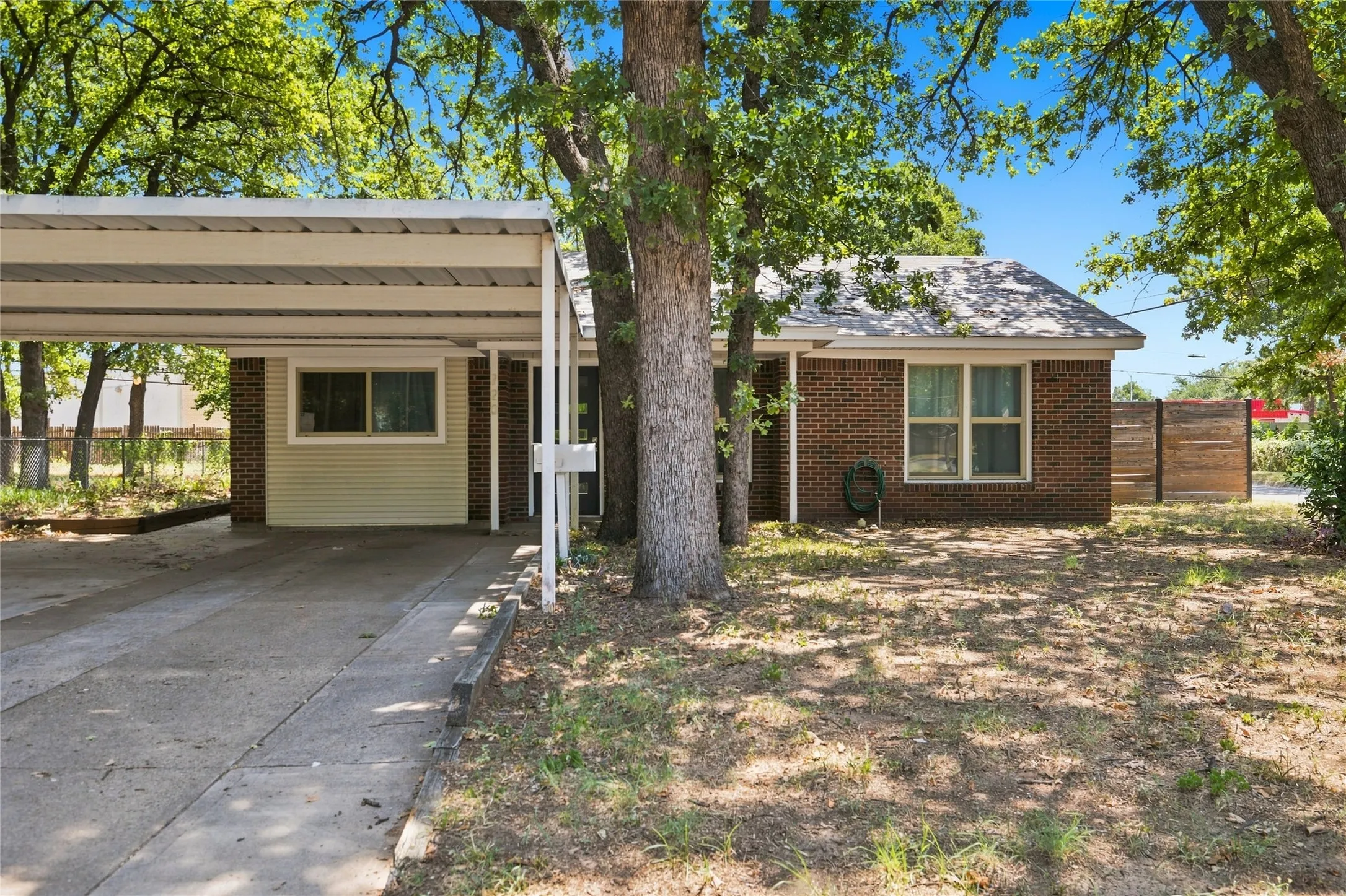 Single Family Residence For Sale in Tarrant County , 720 Thersa Drive, River Oaks, Texas 76114, 3 Bedroom, 2 Bathroom, Garage spaces, 1,788 Sqft, built in 1951, mls#21348461, Real Estate Agent in River Oaks, Homes For Sale in Tarrant county, Homes For Sale in River Oaks, Realtor in River Oaks Texas, Real Estate Brokerage Independent Realty Texas, Luminita Cordes Realtor