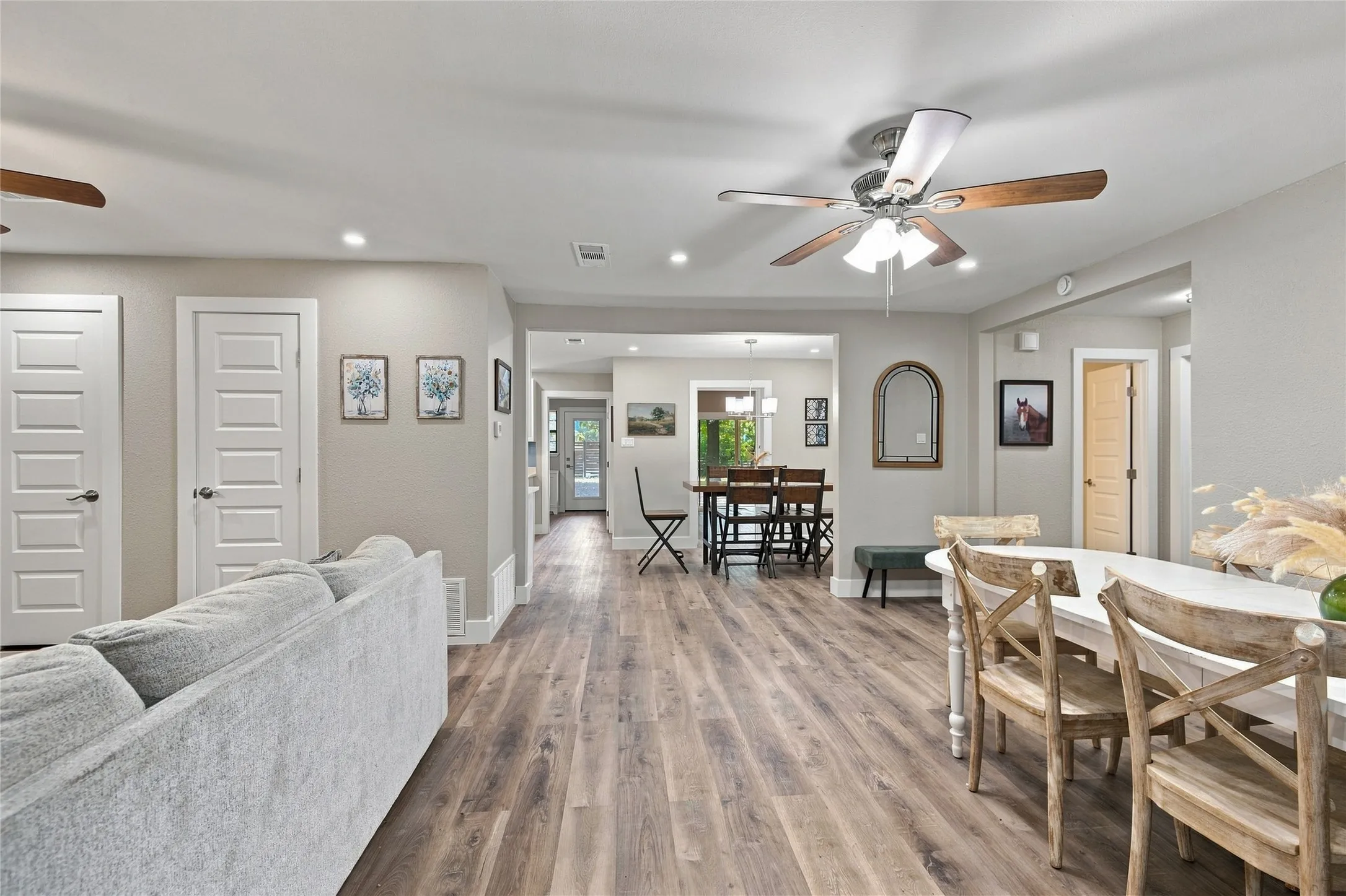 Single Family Residence For Sale in Tarrant County , 720 Thersa Drive, River Oaks, Texas 76114, 3 Bedroom, 2 Bathroom, Garage spaces, 1,788 Sqft, built in 1951, mls#21348461, Real Estate Agent in River Oaks, Homes For Sale in Tarrant county, Homes For Sale in River Oaks, Realtor in River Oaks Texas, Real Estate Brokerage Independent Realty Texas, Luminita Cordes Realtor