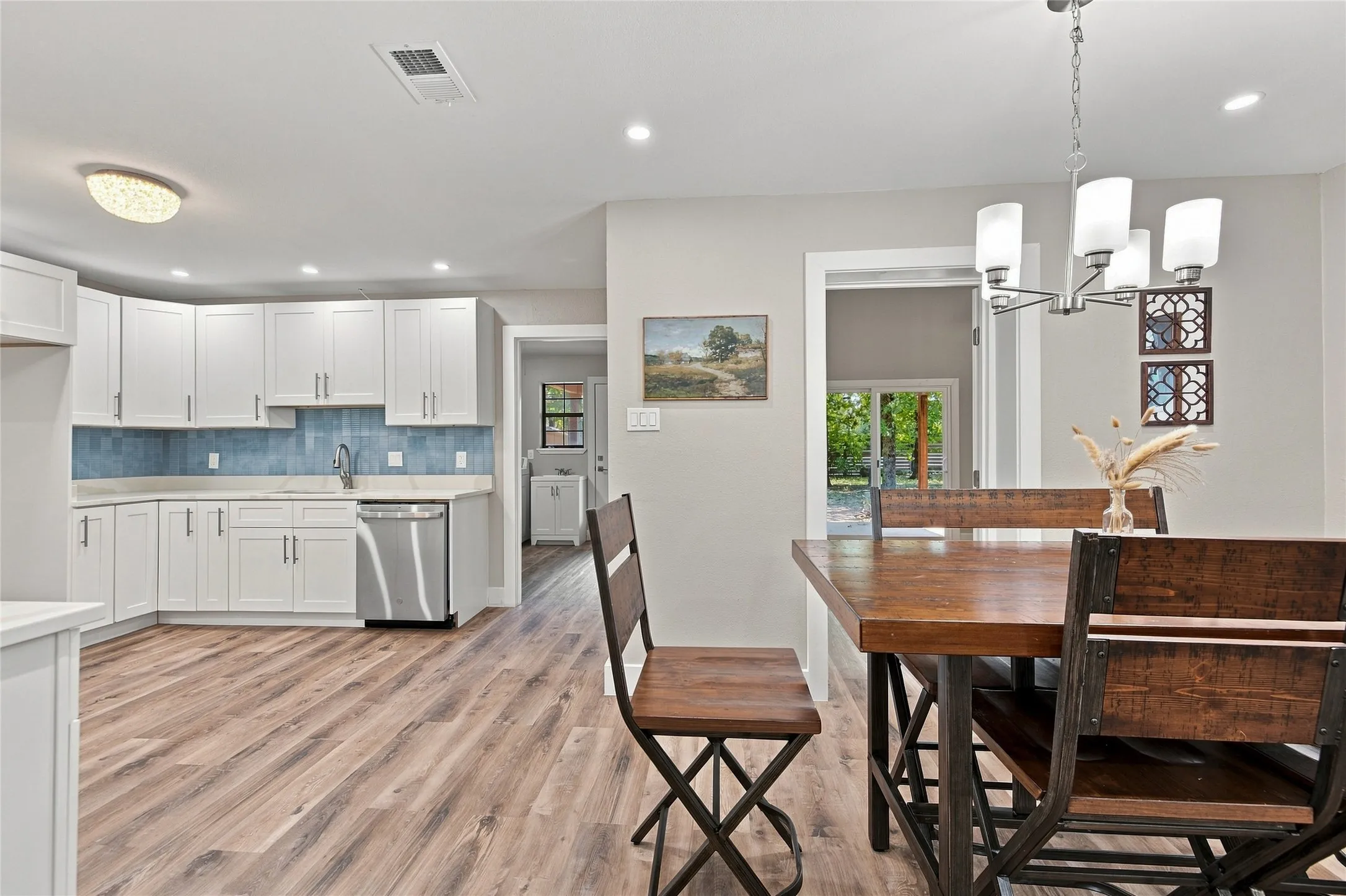 Single Family Residence For Sale in Tarrant County , 720 Thersa Drive, River Oaks, Texas 76114, 3 Bedroom, 2 Bathroom, Garage spaces, 1,788 Sqft, built in 1951, mls#21348461, Real Estate Agent in River Oaks, Homes For Sale in Tarrant county, Homes For Sale in River Oaks, Realtor in River Oaks Texas, Real Estate Brokerage Independent Realty Texas, Luminita Cordes Realtor