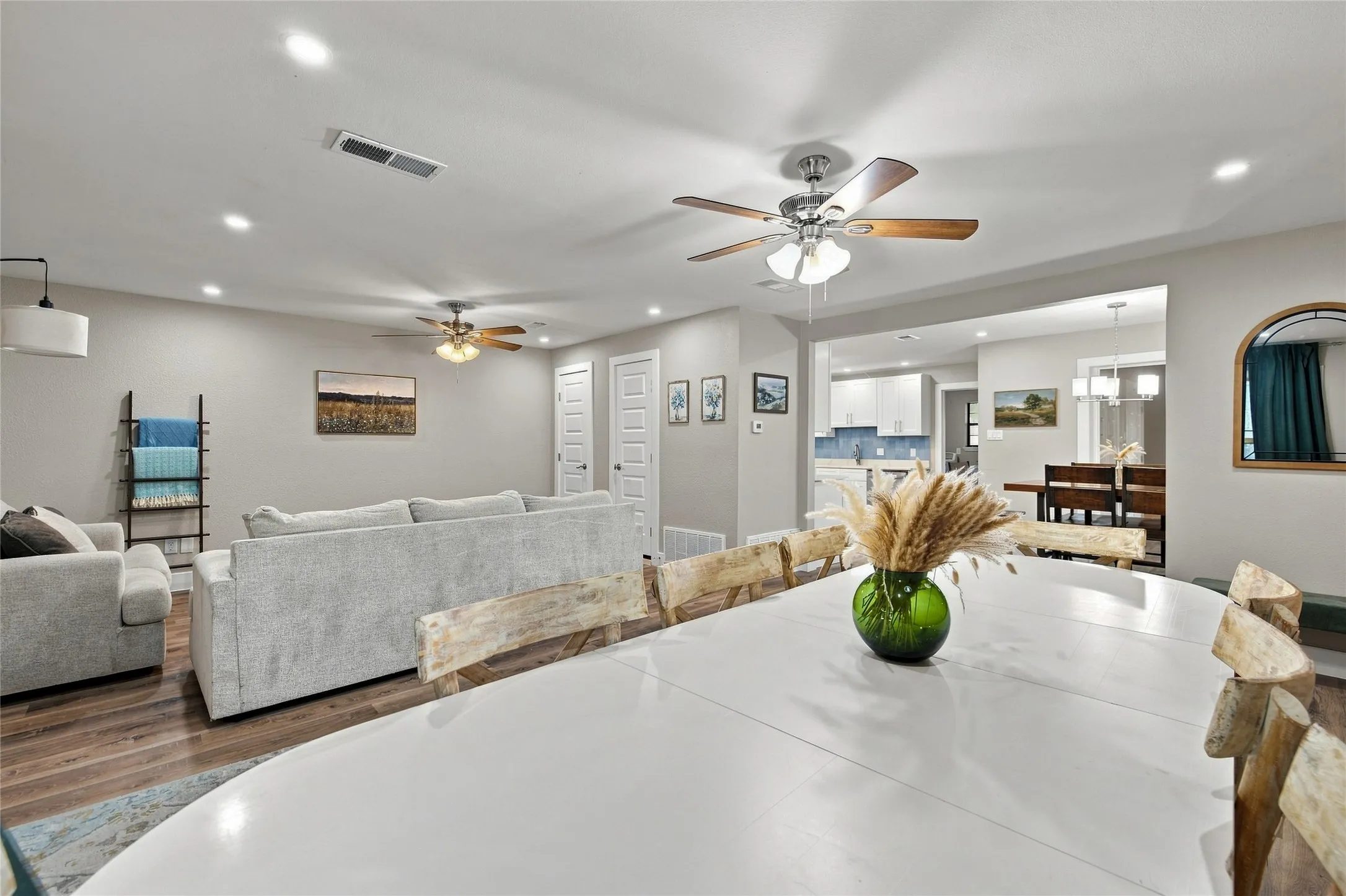 Single Family Residence For Sale in Tarrant County , 720 Thersa Drive, River Oaks, Texas 76114, 3 Bedroom, 2 Bathroom, Garage spaces, 1,788 Sqft, built in 1951, mls#21348461, Real Estate Agent in River Oaks, Homes For Sale in Tarrant county, Homes For Sale in River Oaks, Realtor in River Oaks Texas, Real Estate Brokerage Independent Realty Texas, Luminita Cordes Realtor