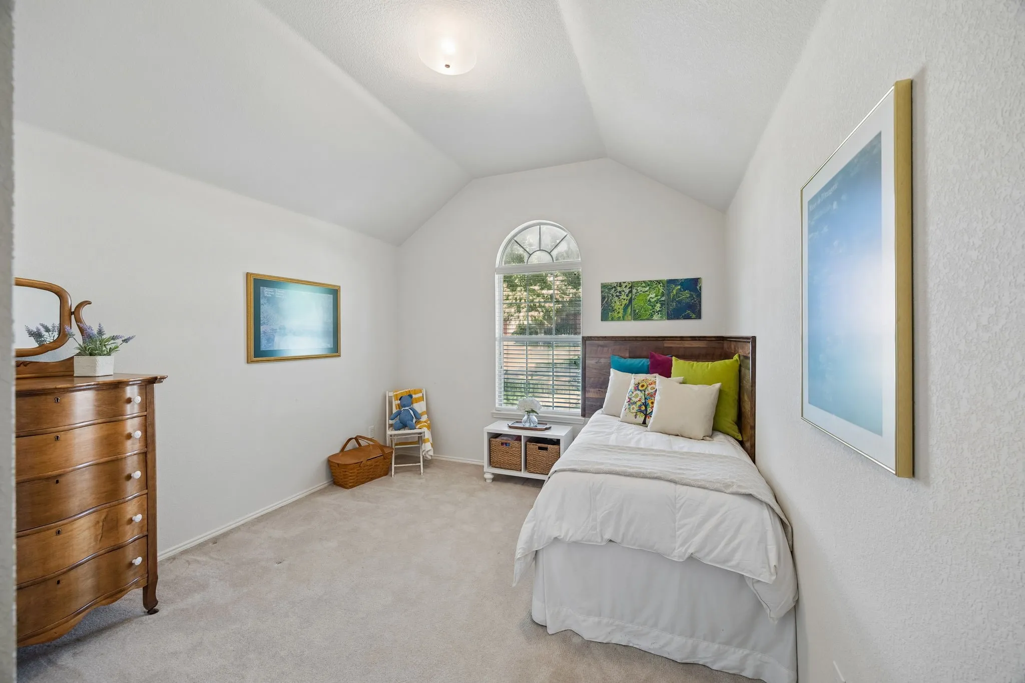 Flexible space for guests, work, hobbies or everyday bedroom use.