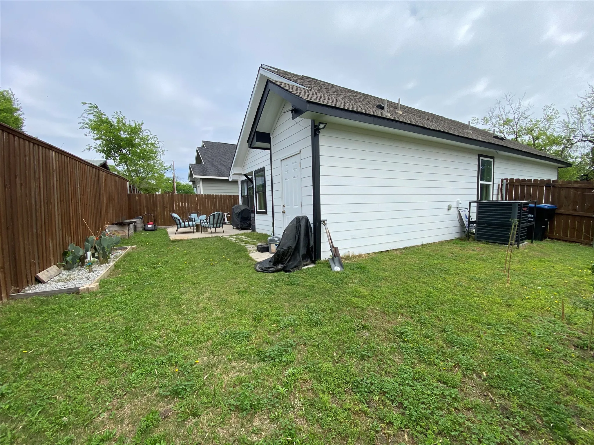 Single Family Residence For Sale in Henderson County , 1410 E Royall Boulevard, Malakoff, Texas 75148, 3 Bedrooms, 2 Bathrooms, 2 Garage spaces, 1,271 Sqft, built in 1966, Price $400,000, mls#21348471, Real Estate Agent in Malakoff, Homes For Sale in Henderson county, Homes For Sale in Malakoff, Realtor in Malakoff Texas, Real Estate Brokerage Independent Realty Texas, Luminita Cordes Realtor