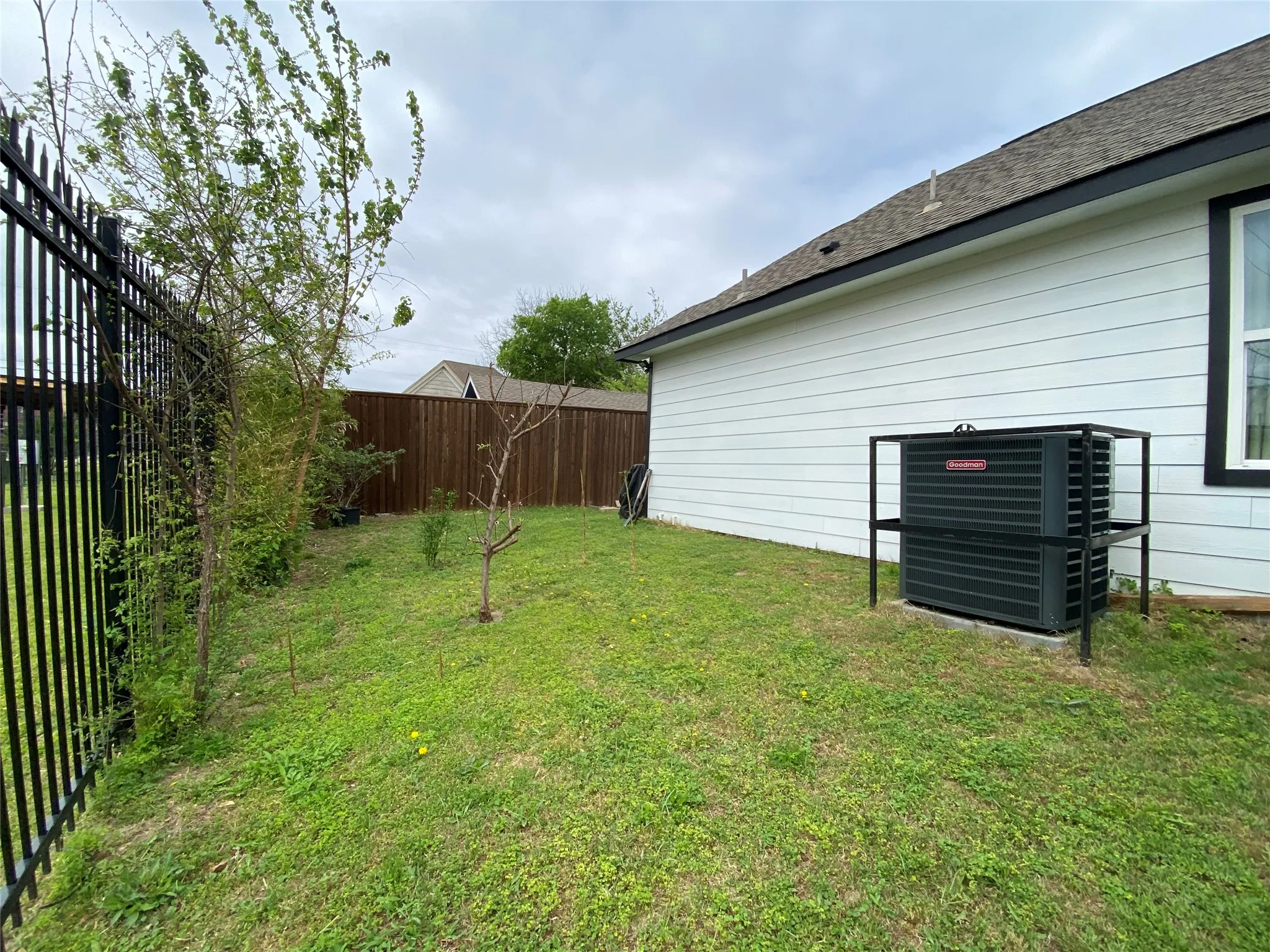 Single Family Residence For Sale in Henderson County , 1410 E Royall Boulevard, Malakoff, Texas 75148, 3 Bedrooms, 2 Bathrooms, 2 Garage spaces, 1,271 Sqft, built in 1966, Price $400,000, mls#21348471, Real Estate Agent in Malakoff, Homes For Sale in Henderson county, Homes For Sale in Malakoff, Realtor in Malakoff Texas, Real Estate Brokerage Independent Realty Texas, Luminita Cordes Realtor