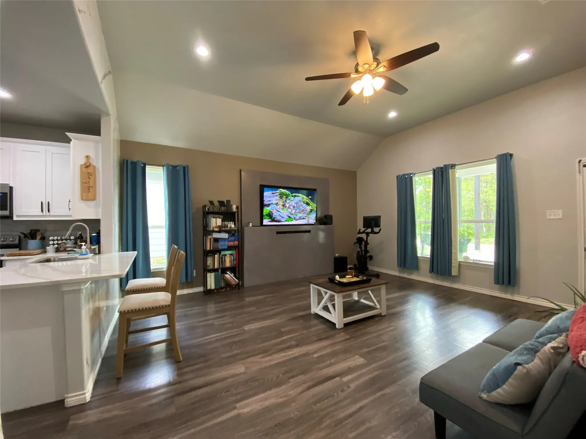 Single Family Residence For Sale in Henderson County , 1410 E Royall Boulevard, Malakoff, Texas 75148, 3 Bedrooms, 2 Bathrooms, 2 Garage spaces, 1,271 Sqft, built in 1966, Price $400,000, mls#21348471, Real Estate Agent in Malakoff, Homes For Sale in Henderson county, Homes For Sale in Malakoff, Realtor in Malakoff Texas, Real Estate Brokerage Independent Realty Texas, Luminita Cordes Realtor