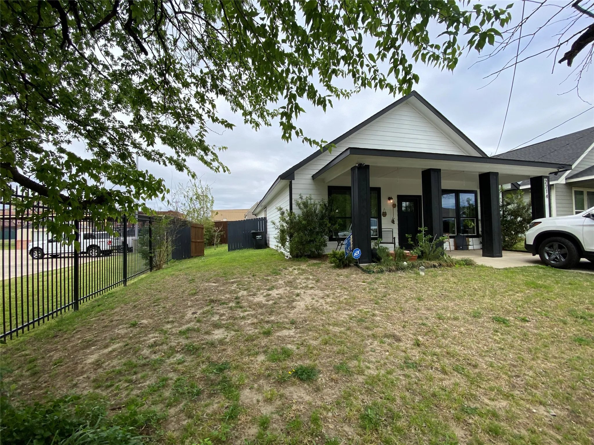 Single Family Residence For Sale in Henderson County , 1410 E Royall Boulevard, Malakoff, Texas 75148, 3 Bedrooms, 2 Bathrooms, 2 Garage spaces, 1,271 Sqft, built in 1966, Price $400,000, mls#21348471, Real Estate Agent in Malakoff, Homes For Sale in Henderson county, Homes For Sale in Malakoff, Realtor in Malakoff Texas, Real Estate Brokerage Independent Realty Texas, Luminita Cordes Realtor