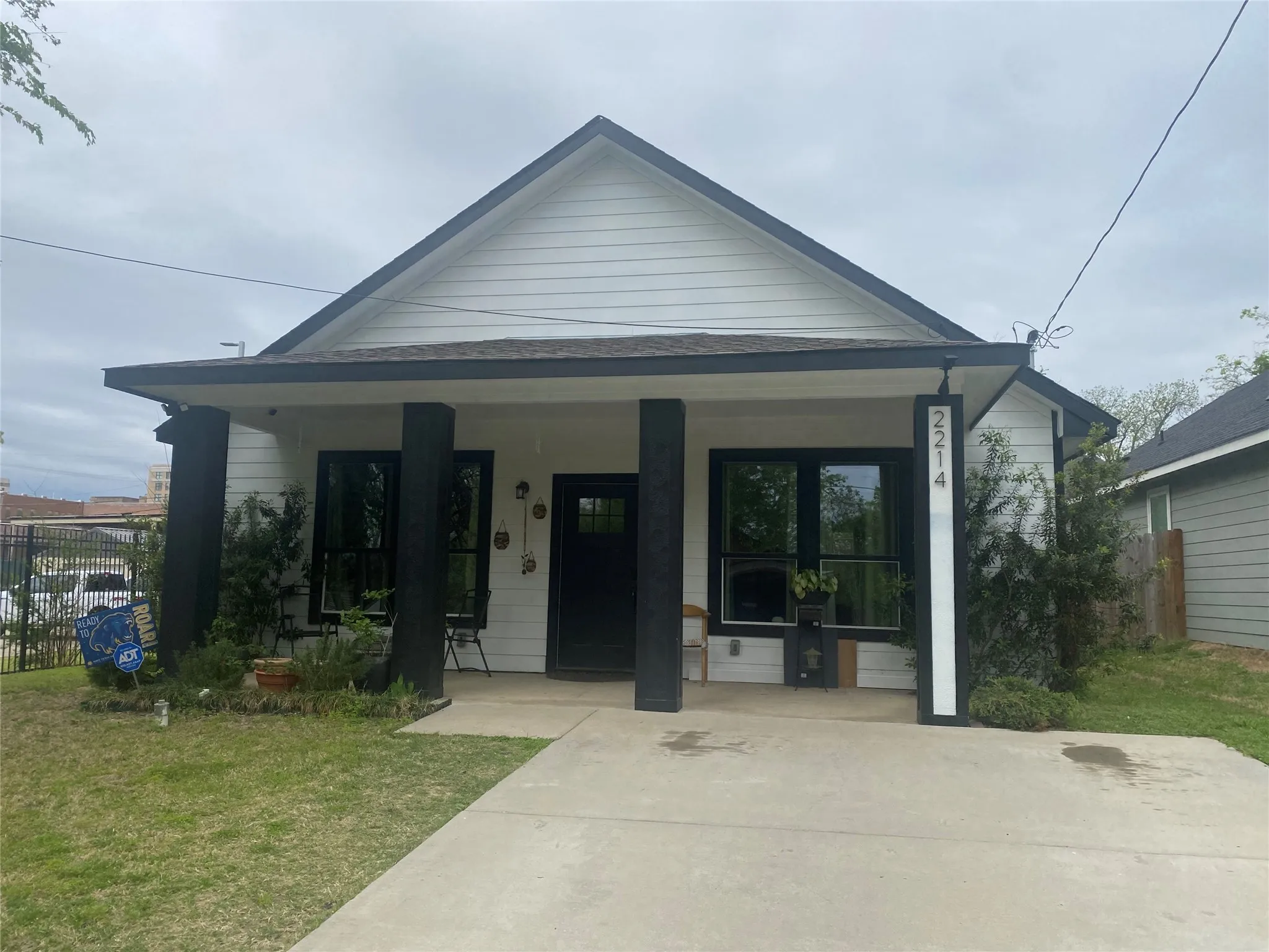 Single Family Residence For Sale in Henderson County , 1410 E Royall Boulevard, Malakoff, Texas 75148, 3 Bedrooms, 2 Bathrooms, 2 Garage spaces, 1,271 Sqft, built in 1966, Price $400,000, mls#21348471, Real Estate Agent in Malakoff, Homes For Sale in Henderson county, Homes For Sale in Malakoff, Realtor in Malakoff Texas, Real Estate Brokerage Independent Realty Texas, Luminita Cordes Realtor