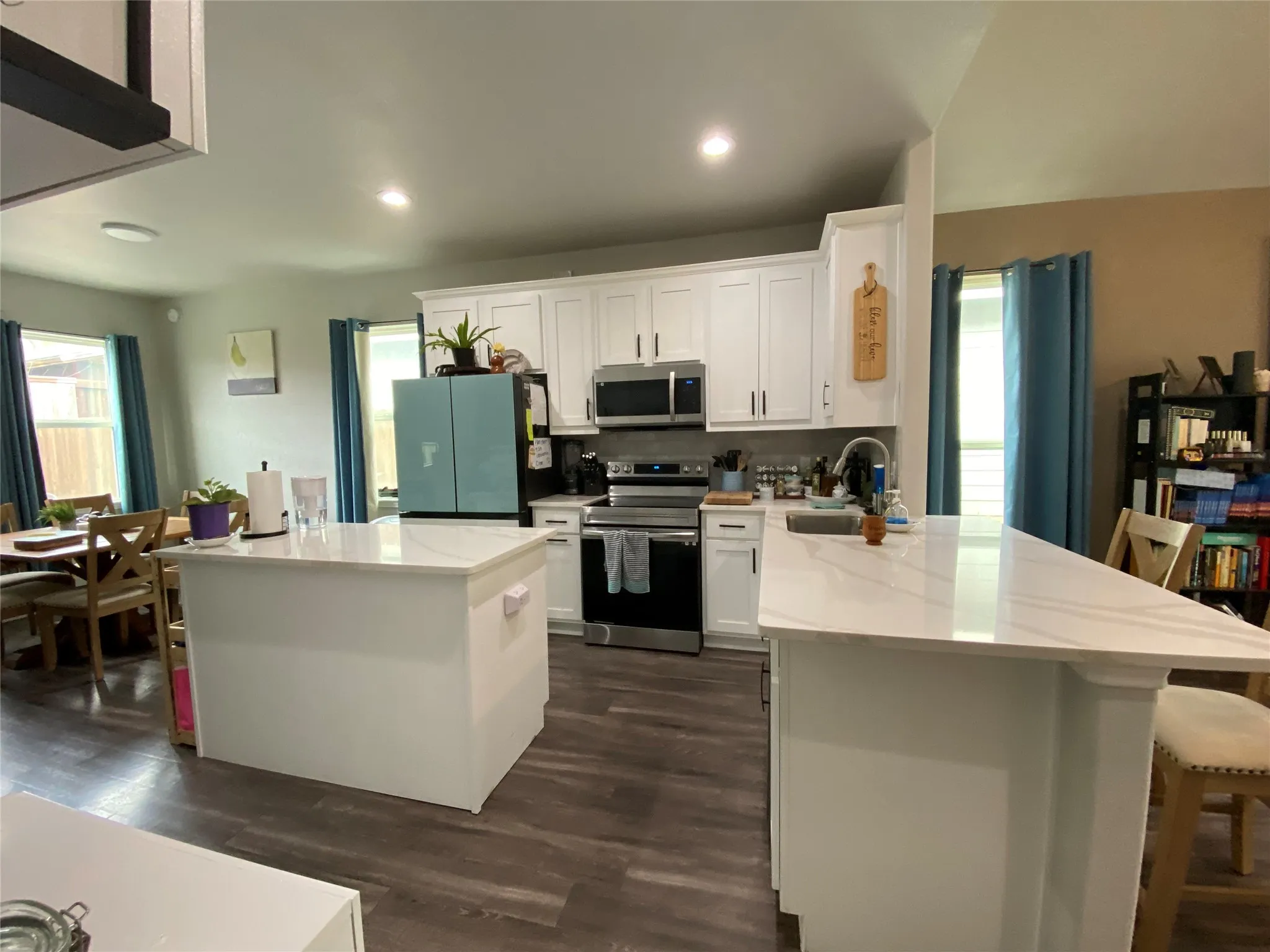 Single Family Residence For Sale in Henderson County , 1410 E Royall Boulevard, Malakoff, Texas 75148, 3 Bedrooms, 2 Bathrooms, 2 Garage spaces, 1,271 Sqft, built in 1966, Price $400,000, mls#21348471, Real Estate Agent in Malakoff, Homes For Sale in Henderson county, Homes For Sale in Malakoff, Realtor in Malakoff Texas, Real Estate Brokerage Independent Realty Texas, Luminita Cordes Realtor