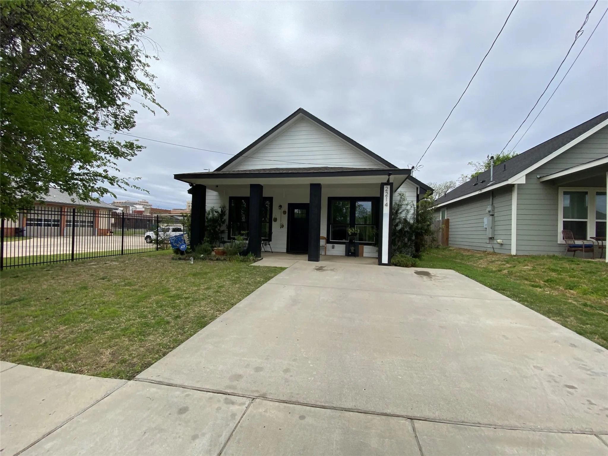 Single Family Residence For Sale in Henderson County , 1410 E Royall Boulevard, Malakoff, Texas 75148, 3 Bedrooms, 2 Bathrooms, 2 Garage spaces, 1,271 Sqft, built in 1966, Price $400,000, mls#21348471, Real Estate Agent in Malakoff, Homes For Sale in Henderson county, Homes For Sale in Malakoff, Realtor in Malakoff Texas, Real Estate Brokerage Independent Realty Texas, Luminita Cordes Realtor