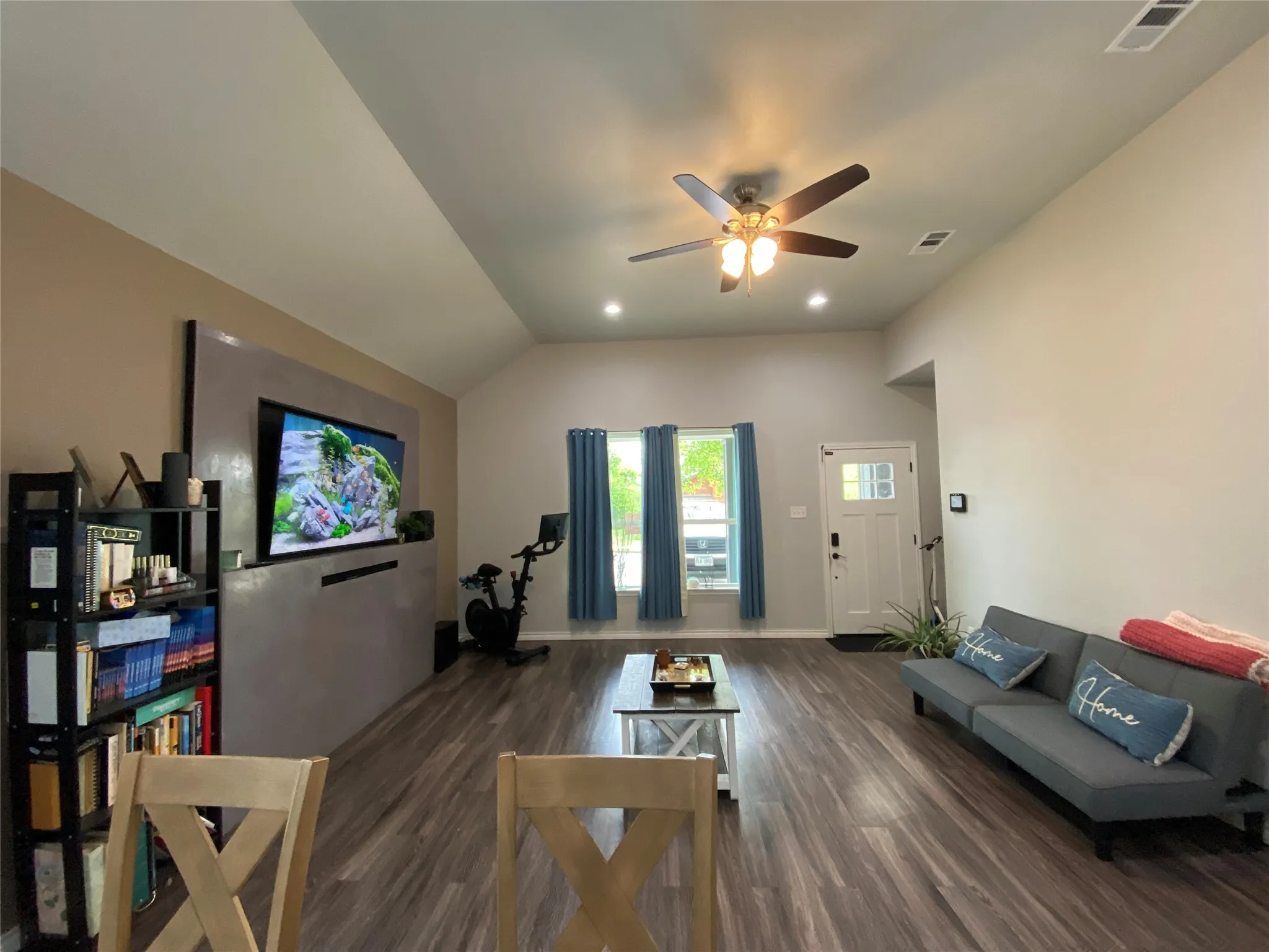 Single Family Residence For Sale in Henderson County , 1410 E Royall Boulevard, Malakoff, Texas 75148, 3 Bedrooms, 2 Bathrooms, 2 Garage spaces, 1,271 Sqft, built in 1966, Price $400,000, mls#21348471, Real Estate Agent in Malakoff, Homes For Sale in Henderson county, Homes For Sale in Malakoff, Realtor in Malakoff Texas, Real Estate Brokerage Independent Realty Texas, Luminita Cordes Realtor