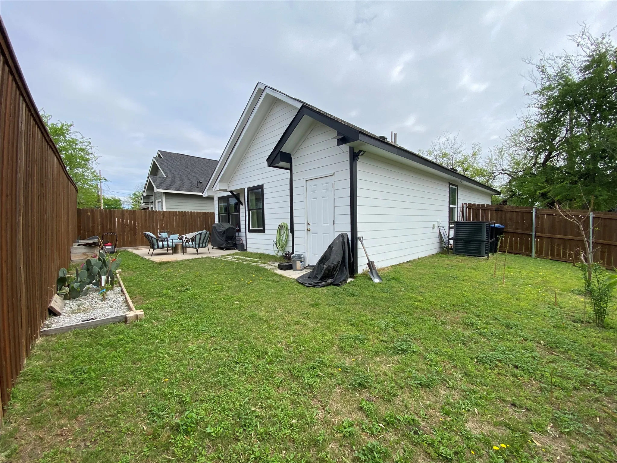 Single Family Residence For Sale in Henderson County , 1410 E Royall Boulevard, Malakoff, Texas 75148, 3 Bedrooms, 2 Bathrooms, 2 Garage spaces, 1,271 Sqft, built in 1966, Price $400,000, mls#21348471, Real Estate Agent in Malakoff, Homes For Sale in Henderson county, Homes For Sale in Malakoff, Realtor in Malakoff Texas, Real Estate Brokerage Independent Realty Texas, Luminita Cordes Realtor