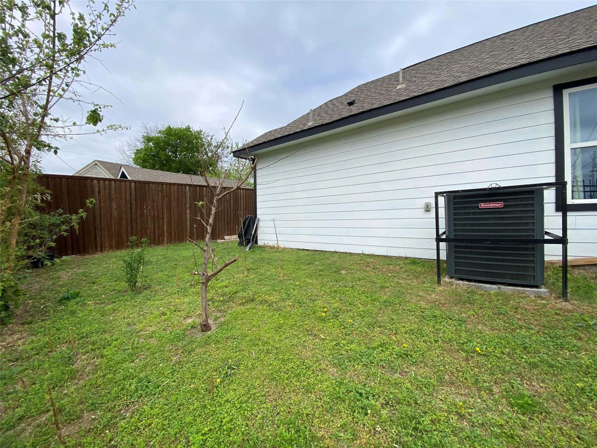 Single Family Residence For Sale in Henderson County , 1410 E Royall Boulevard, Malakoff, Texas 75148, 3 Bedrooms, 2 Bathrooms, 2 Garage spaces, 1,271 Sqft, built in 1966, Price $400,000, mls#21348471, Real Estate Agent in Malakoff, Homes For Sale in Henderson county, Homes For Sale in Malakoff, Realtor in Malakoff Texas, Real Estate Brokerage Independent Realty Texas, Luminita Cordes Realtor
