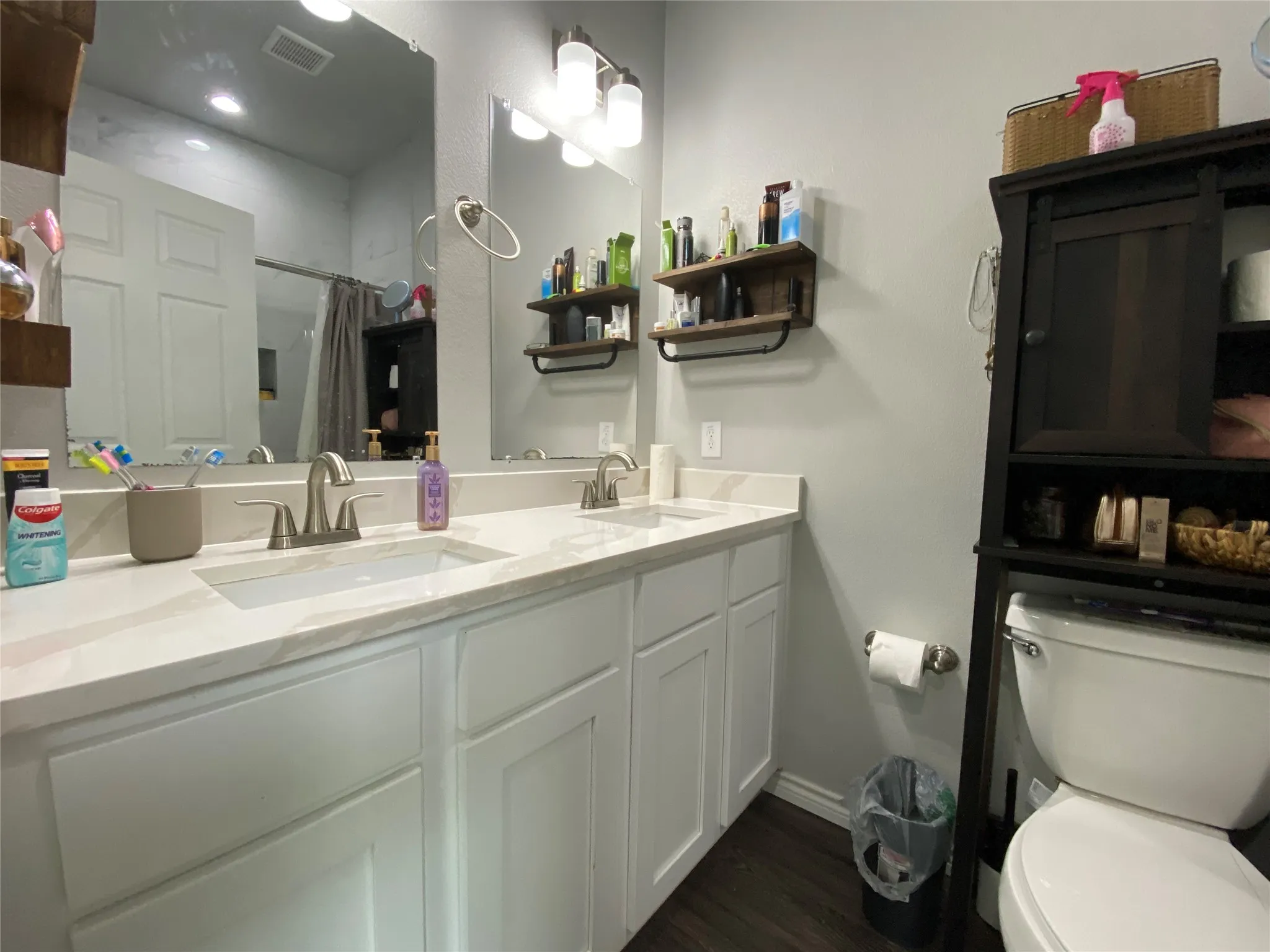 Single Family Residence For Sale in Henderson County , 1410 E Royall Boulevard, Malakoff, Texas 75148, 3 Bedrooms, 2 Bathrooms, 2 Garage spaces, 1,271 Sqft, built in 1966, Price $400,000, mls#21348471, Real Estate Agent in Malakoff, Homes For Sale in Henderson county, Homes For Sale in Malakoff, Realtor in Malakoff Texas, Real Estate Brokerage Independent Realty Texas, Luminita Cordes Realtor