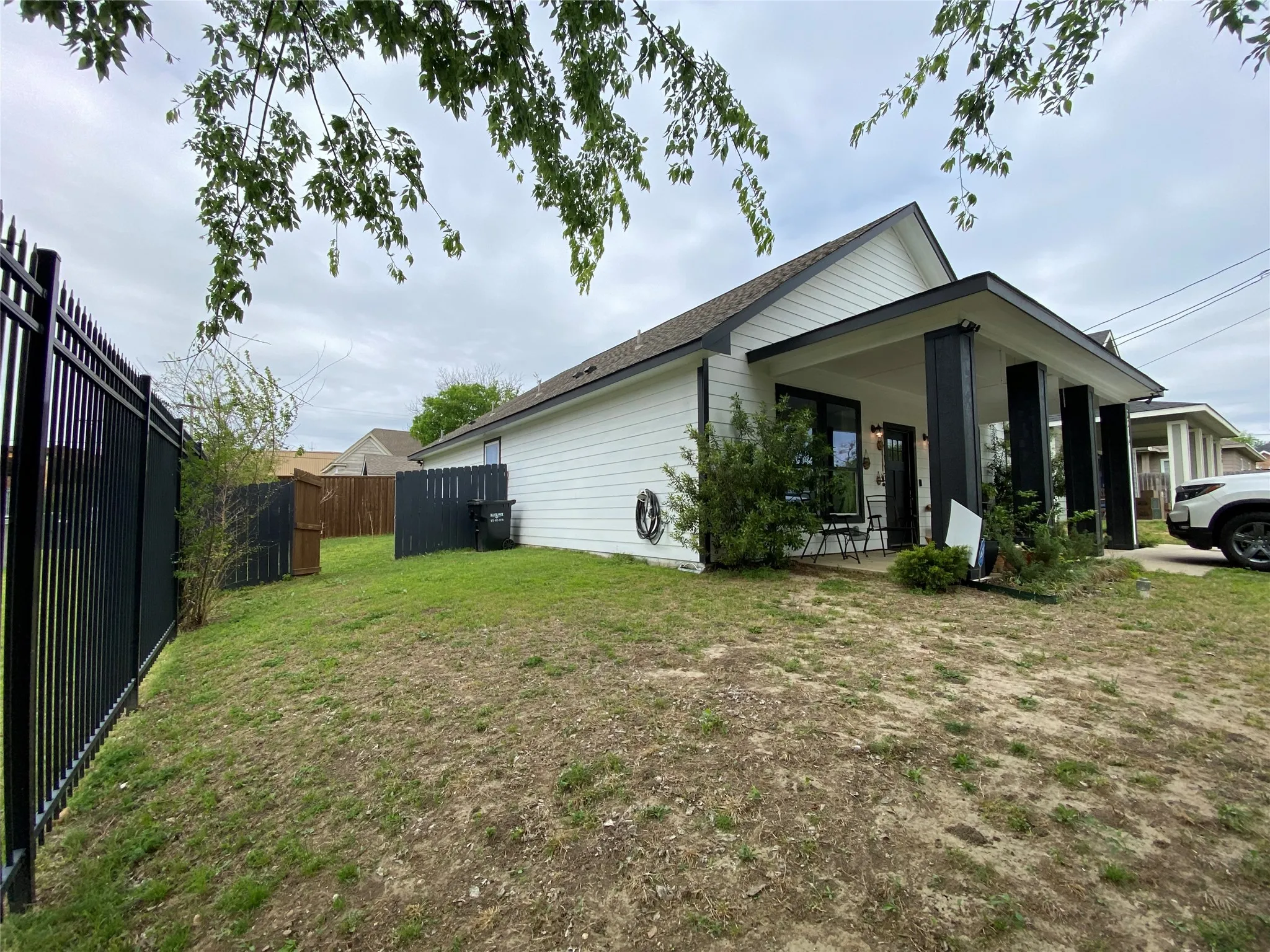 Single Family Residence For Sale in Henderson County , 1410 E Royall Boulevard, Malakoff, Texas 75148, 3 Bedrooms, 2 Bathrooms, 2 Garage spaces, 1,271 Sqft, built in 1966, Price $400,000, mls#21348471, Real Estate Agent in Malakoff, Homes For Sale in Henderson county, Homes For Sale in Malakoff, Realtor in Malakoff Texas, Real Estate Brokerage Independent Realty Texas, Luminita Cordes Realtor
