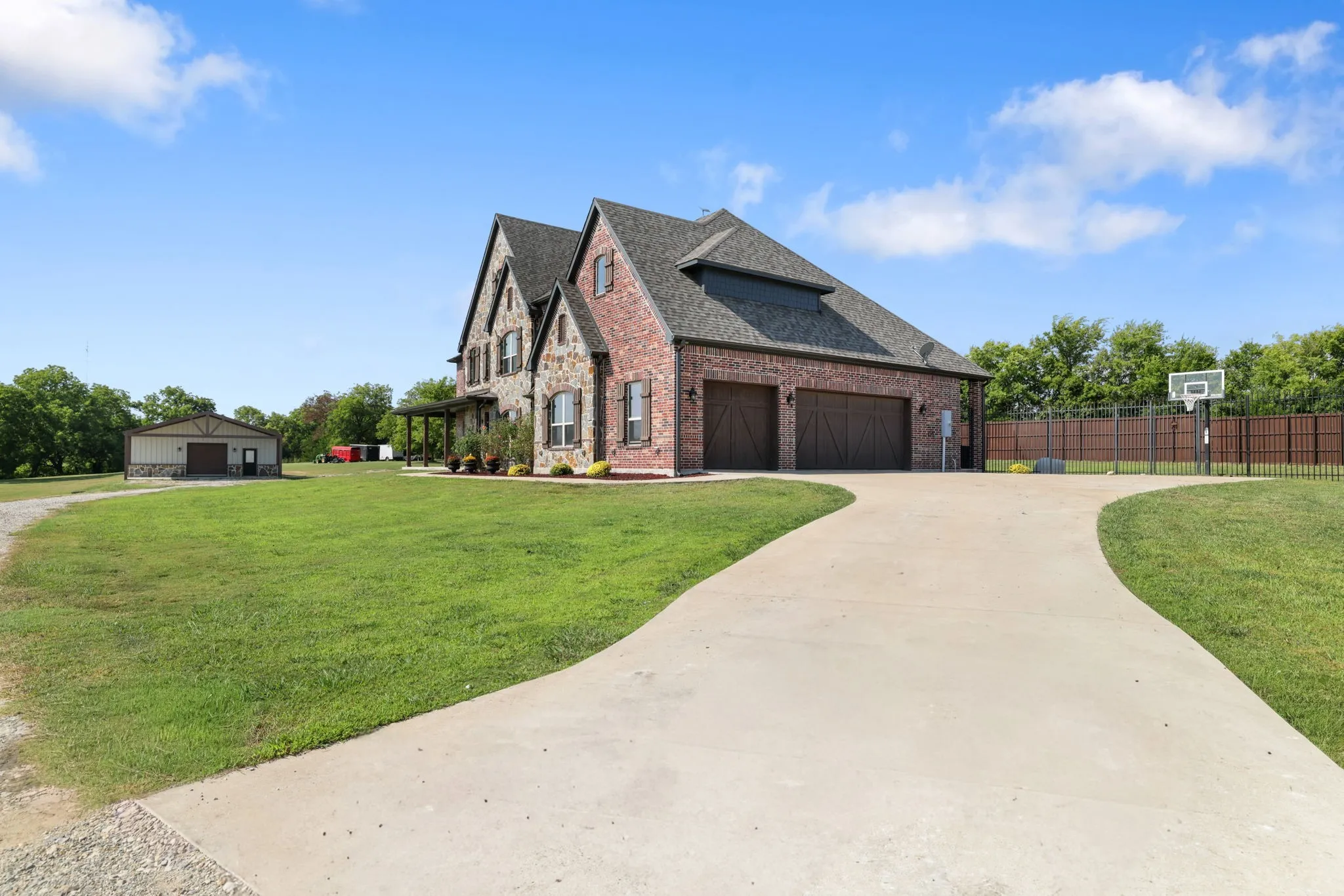 Farm For Sale in Grayson County , 204 Tate Circle, Sherman, Texas 75090, 4 Bedroom, 5 Bathroom, 3 Garage spaces, 4,587 Sqft, built in 2018, mls#21348499, Real Estate Agent in Sherman, Homes For Sale in Grayson county, Homes For Sale in Sherman, Realtor in Sherman Texas, Real Estate Brokerage Independent Realty Texas, Luminita Cordes Realtor
