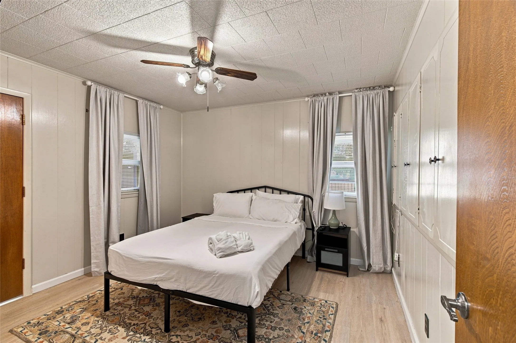 Single Family Residence For Sale in Tarrant County , 5130 Vicki Street, Haltom City, Texas 76117, 3 Bedroom, 3 Bathroom, Garage spaces, 2,233 Sqft, built in 1954, mls#21348505, Real Estate Agent in Haltom City, Homes For Sale in Tarrant county, Homes For Sale in Haltom City, Realtor in Haltom City Texas, Real Estate Brokerage Independent Realty Texas, Luminita Cordes Realtor