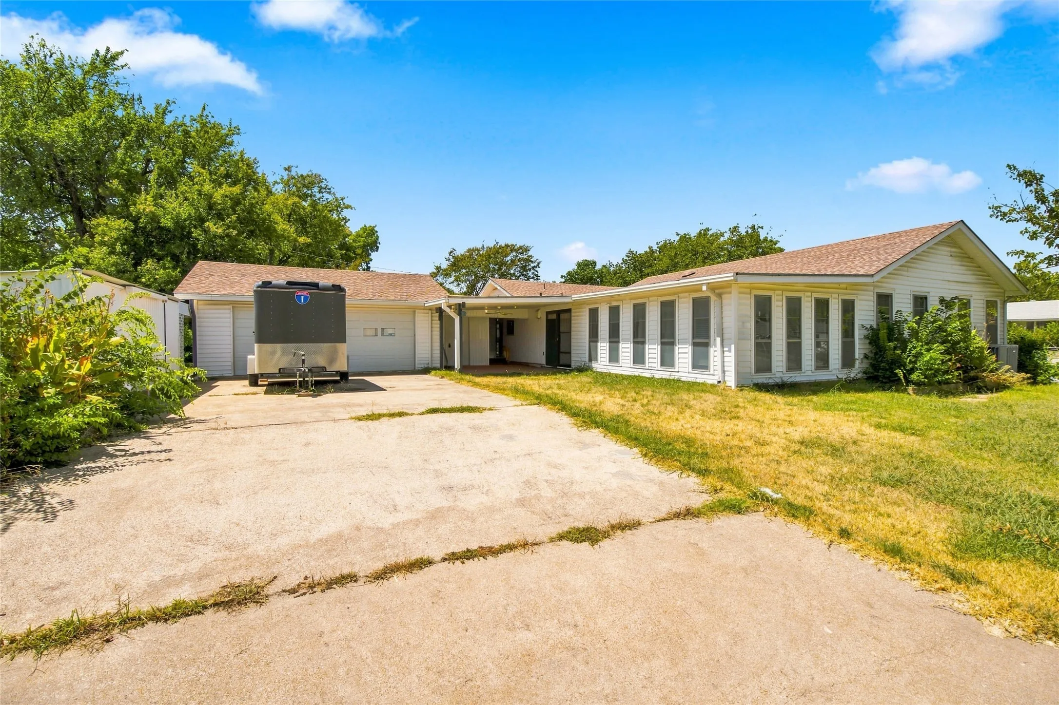 Single Family Residence For Sale in Tarrant County , 5130 Vicki Street, Haltom City, Texas 76117, 3 Bedroom, 3 Bathroom, Garage spaces, 2,233 Sqft, built in 1954, mls#21348505, Real Estate Agent in Haltom City, Homes For Sale in Tarrant county, Homes For Sale in Haltom City, Realtor in Haltom City Texas, Real Estate Brokerage Independent Realty Texas, Luminita Cordes Realtor