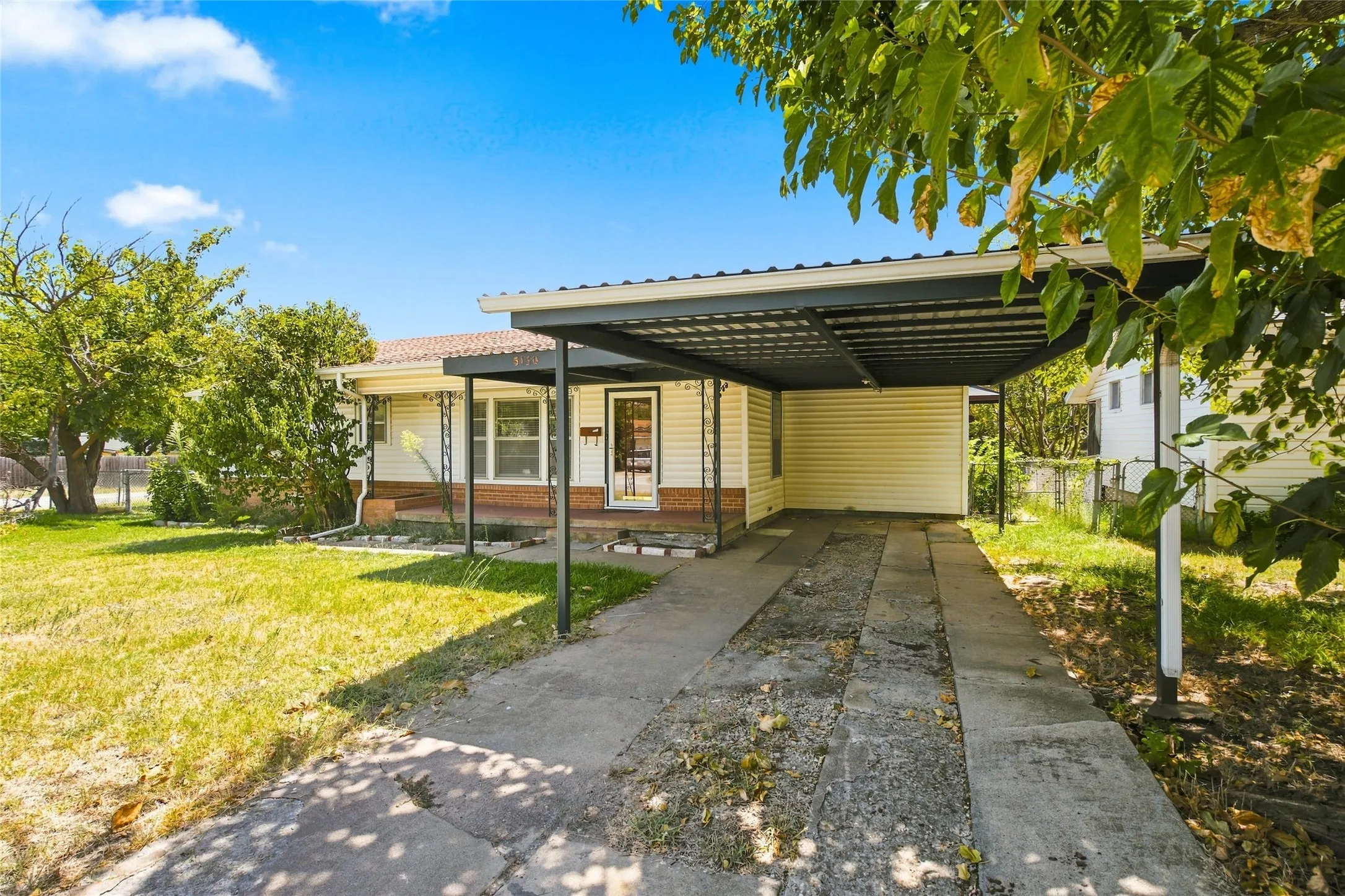 Single Family Residence For Sale in Tarrant County , 5130 Vicki Street, Haltom City, Texas 76117, 3 Bedroom, 3 Bathroom, Garage spaces, 2,233 Sqft, built in 1954, mls#21348505, Real Estate Agent in Haltom City, Homes For Sale in Tarrant county, Homes For Sale in Haltom City, Realtor in Haltom City Texas, Real Estate Brokerage Independent Realty Texas, Luminita Cordes Realtor