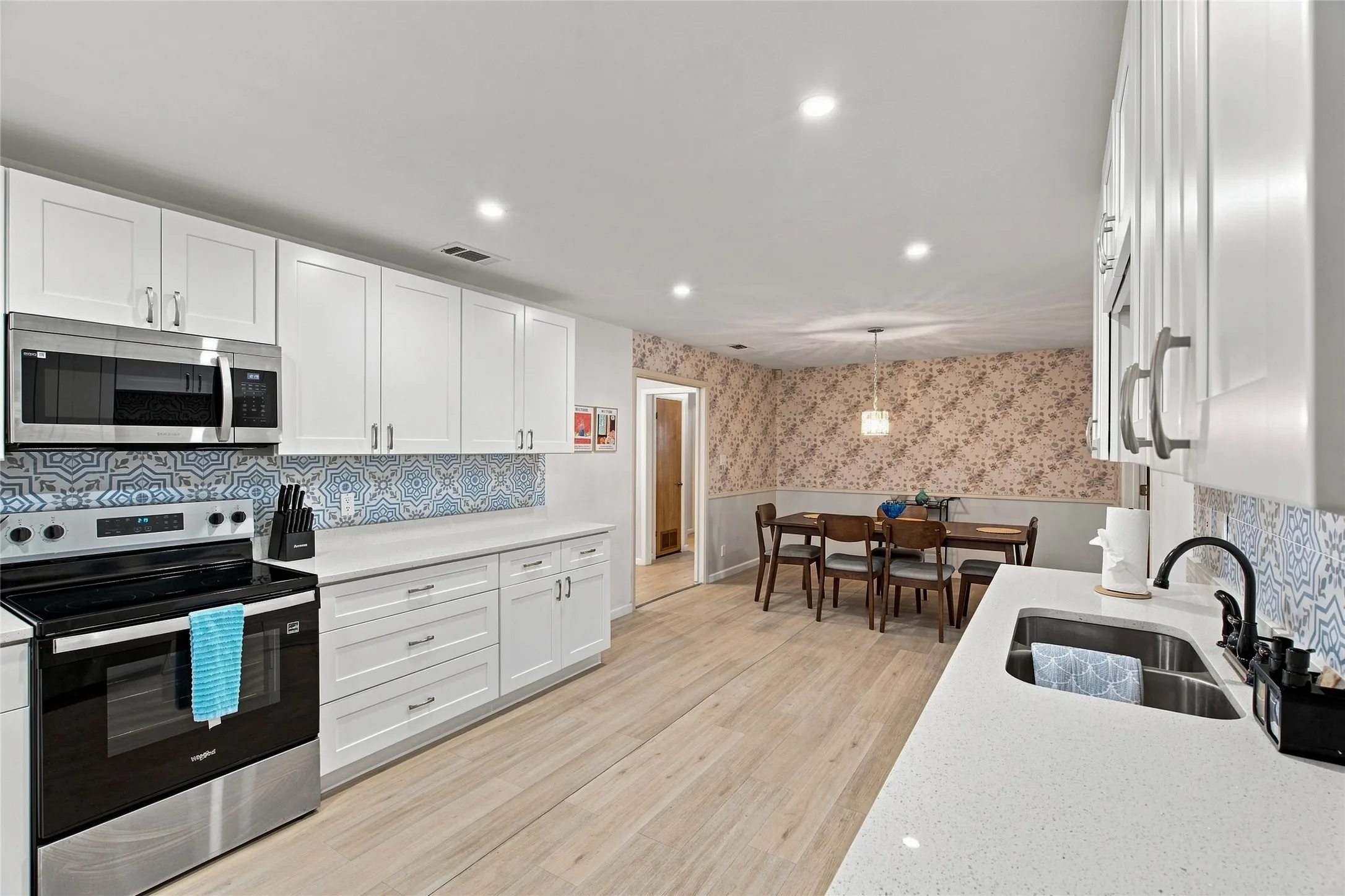 Single Family Residence For Sale in Tarrant County , 5130 Vicki Street, Haltom City, Texas 76117, 3 Bedroom, 3 Bathroom, Garage spaces, 2,233 Sqft, built in 1954, mls#21348505, Real Estate Agent in Haltom City, Homes For Sale in Tarrant county, Homes For Sale in Haltom City, Realtor in Haltom City Texas, Real Estate Brokerage Independent Realty Texas, Luminita Cordes Realtor
