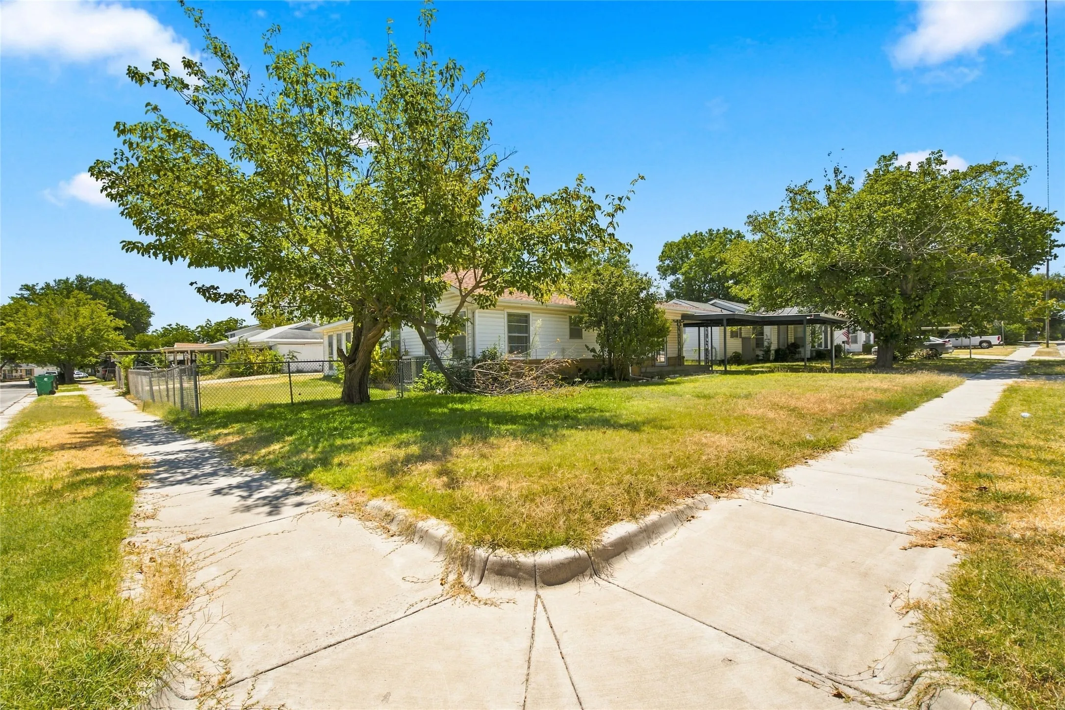Single Family Residence For Sale in Tarrant County , 5130 Vicki Street, Haltom City, Texas 76117, 3 Bedroom, 3 Bathroom, Garage spaces, 2,233 Sqft, built in 1954, mls#21348505, Real Estate Agent in Haltom City, Homes For Sale in Tarrant county, Homes For Sale in Haltom City, Realtor in Haltom City Texas, Real Estate Brokerage Independent Realty Texas, Luminita Cordes Realtor