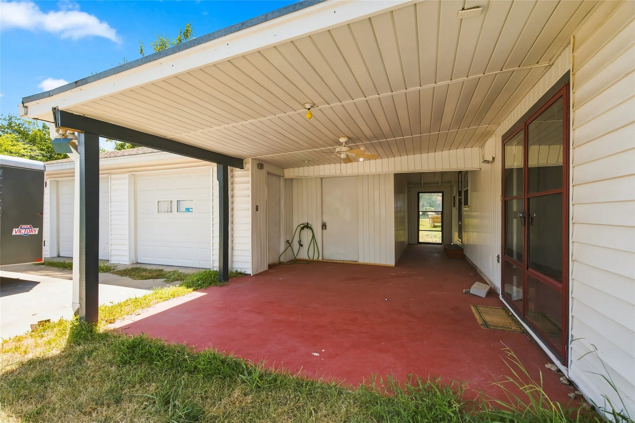 Single Family Residence For Sale in Tarrant County , 5130 Vicki Street, Haltom City, Texas 76117, 3 Bedroom, 3 Bathroom, Garage spaces, 2,233 Sqft, built in 1954, mls#21348505, Real Estate Agent in Haltom City, Homes For Sale in Tarrant county, Homes For Sale in Haltom City, Realtor in Haltom City Texas, Real Estate Brokerage Independent Realty Texas, Luminita Cordes Realtor